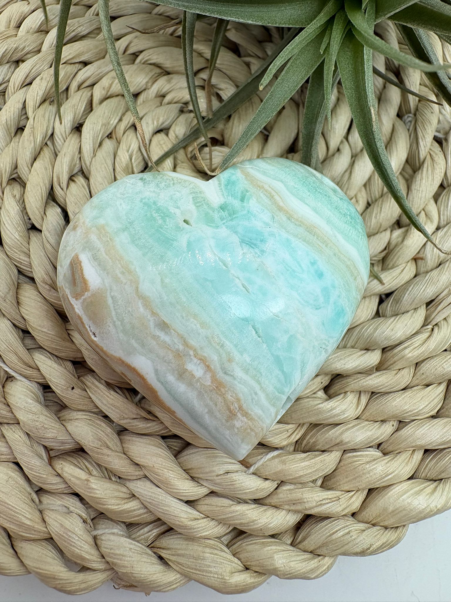 Corazón de aragonito azul natural- energía calmante y armonía profunda