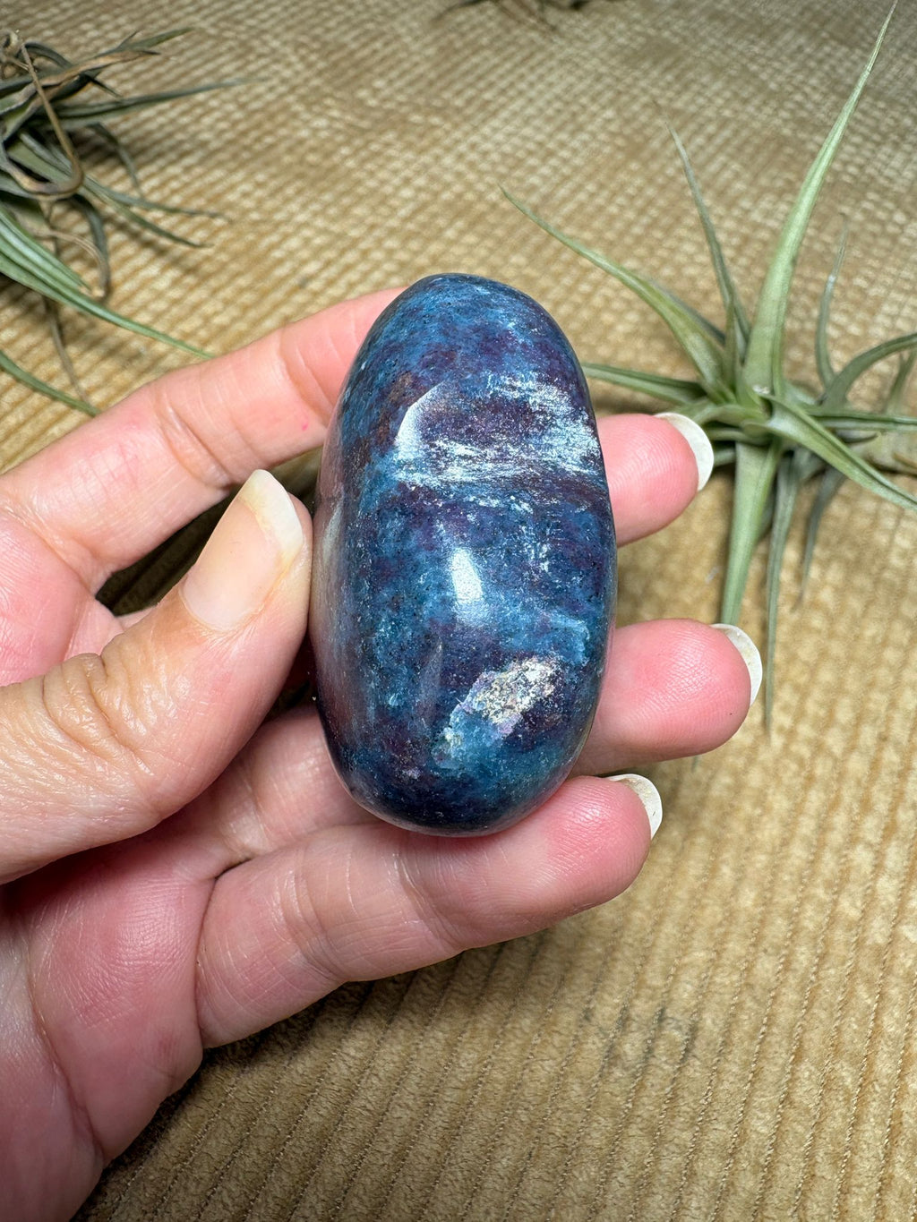 Corazón de cianita con rubí uv