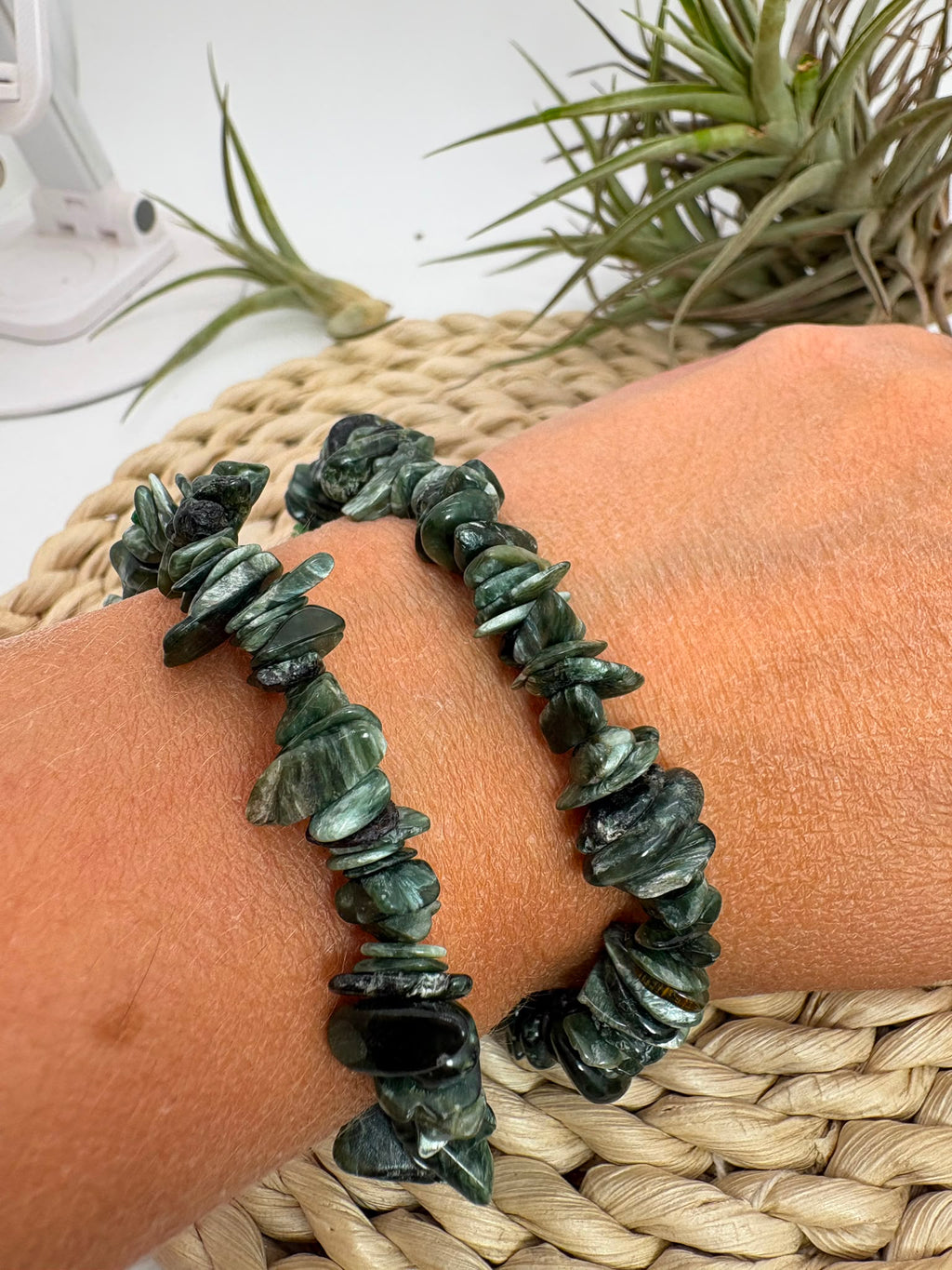 Pulsera de serafinita natural con chips pulidos