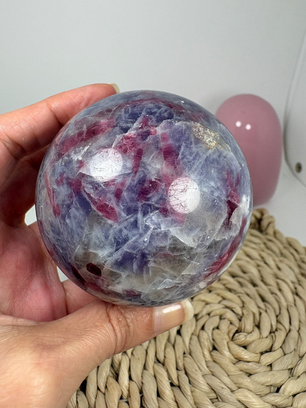Esfera de lepidolita con inclusiones (piedra de unicornio)