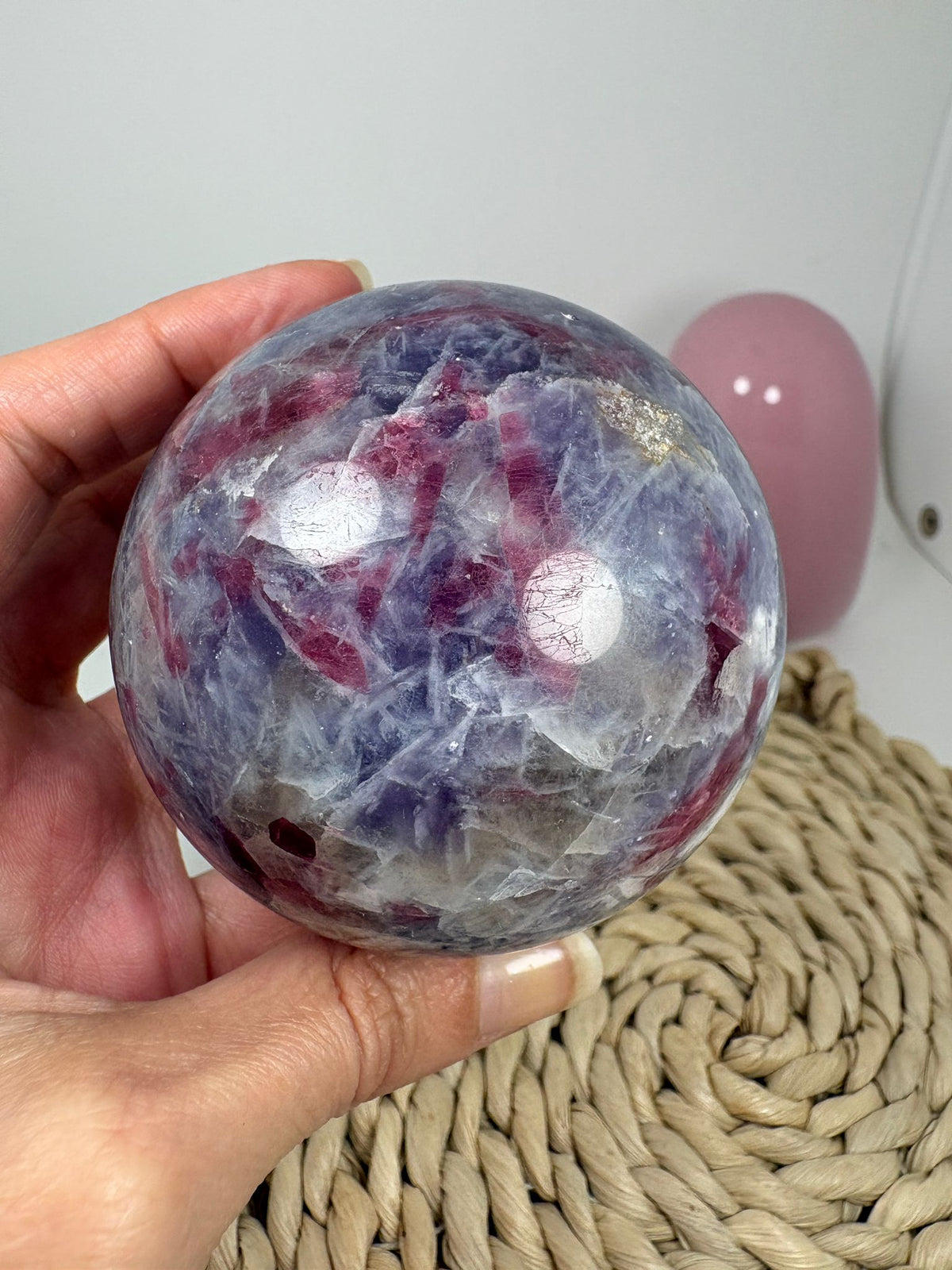 Esfera de lepidolita con inclusiones (piedra de unicornio)