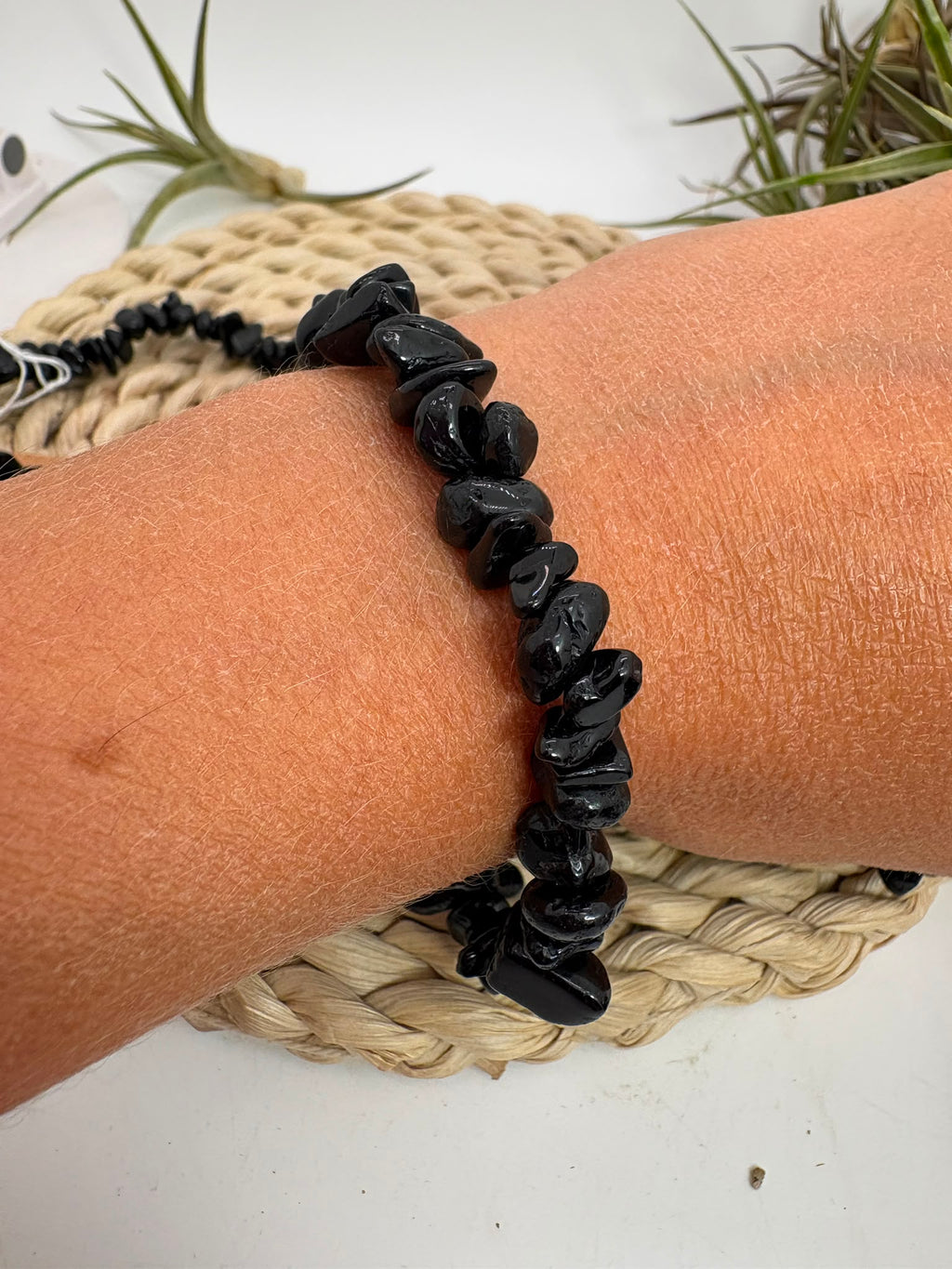 Pulsera de turmalina negra con chips pulidos