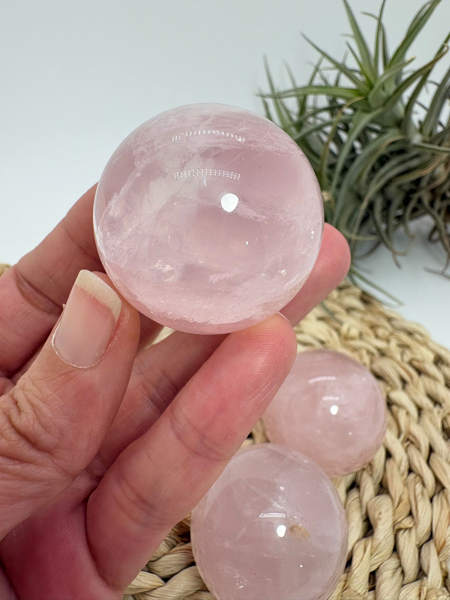 Esfera de cuarzo rosa cristalino pequeñas