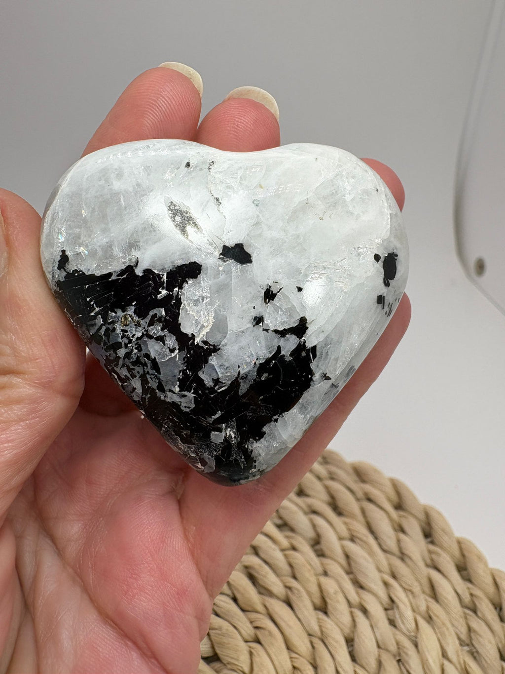 Corazón de piedra luna con mica biotita