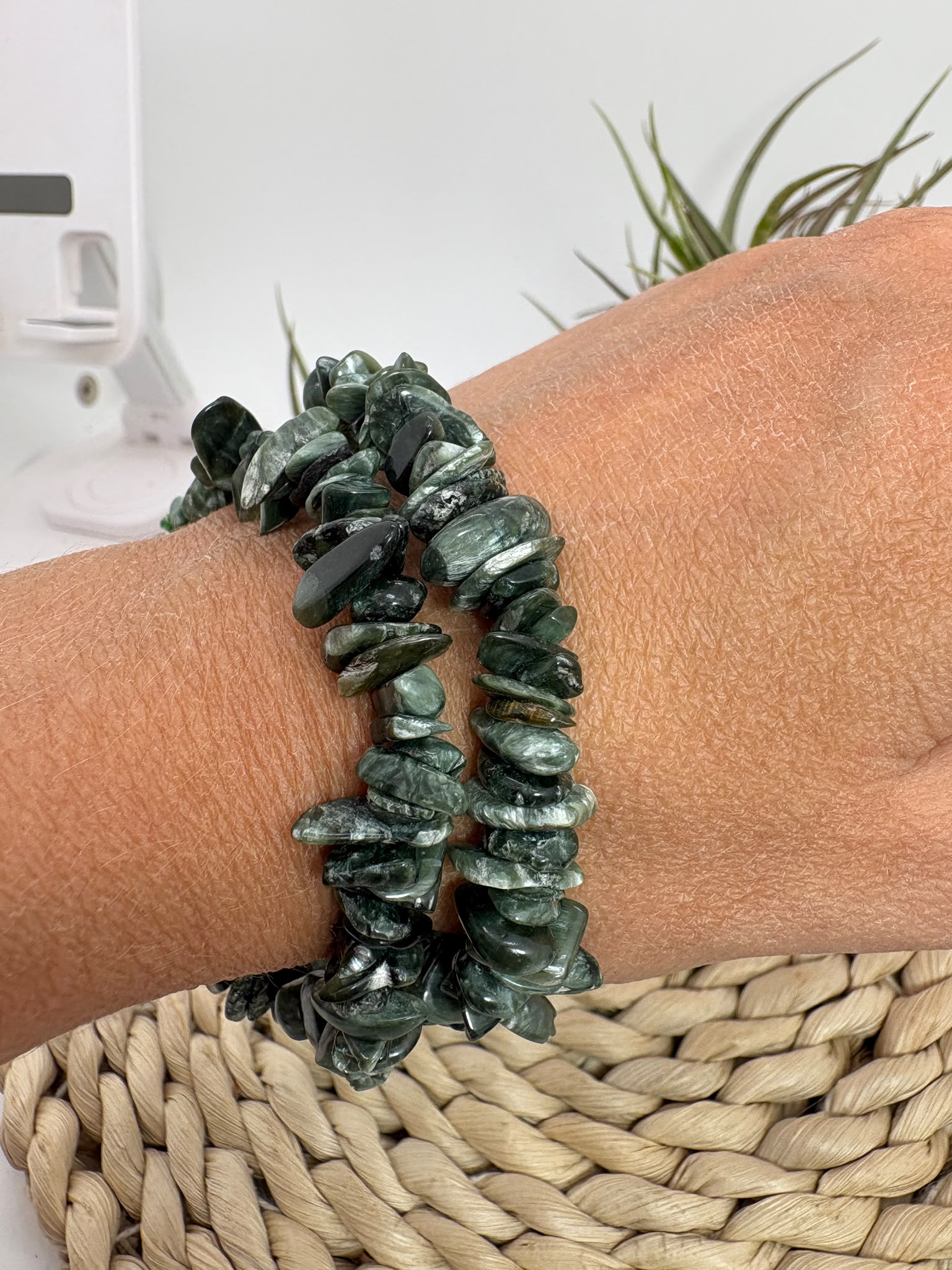 Pulsera de serafinita natural con chips pulidos