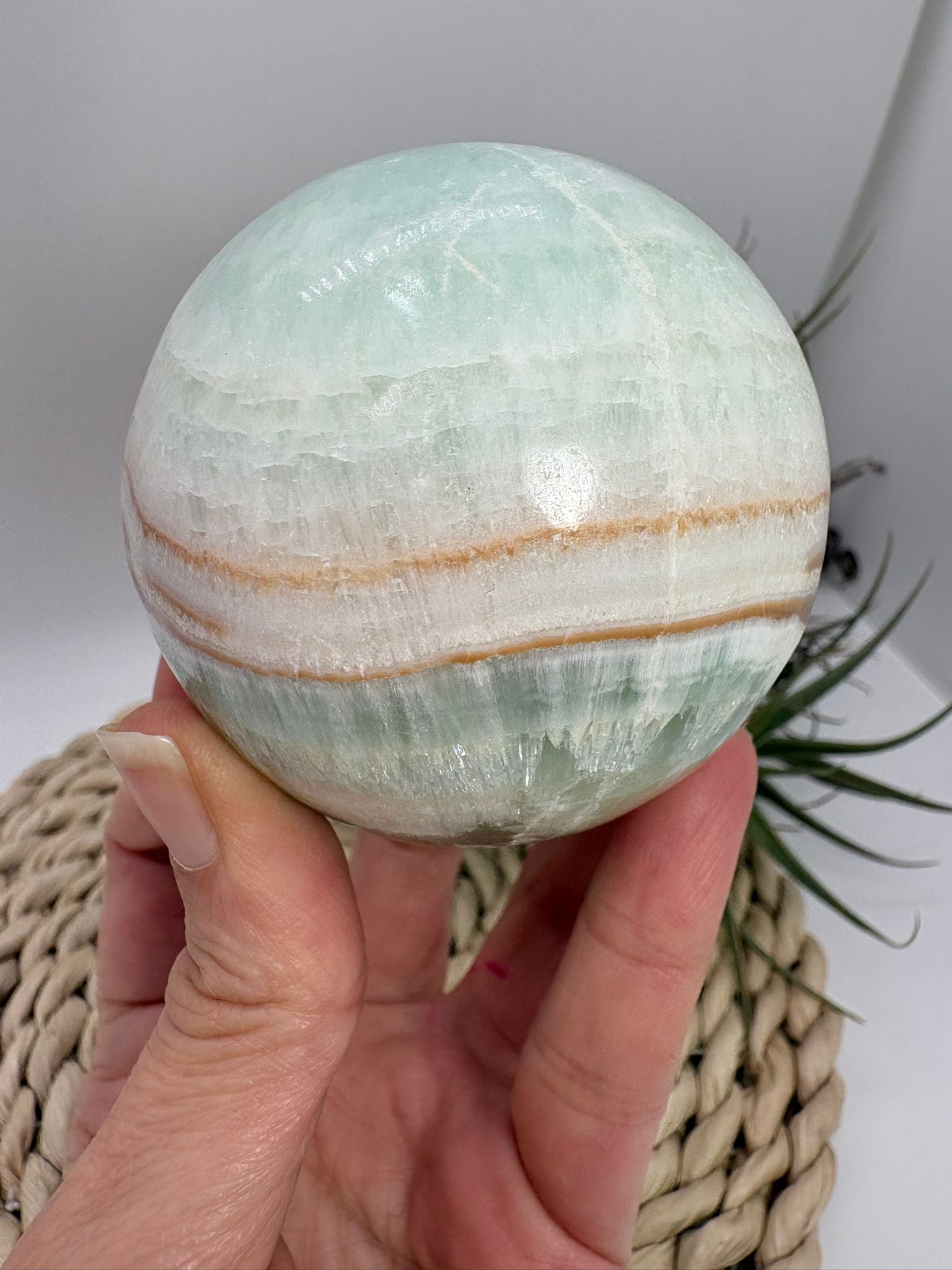 Esfera de calcita pistacho natural- armonía y renovación energética