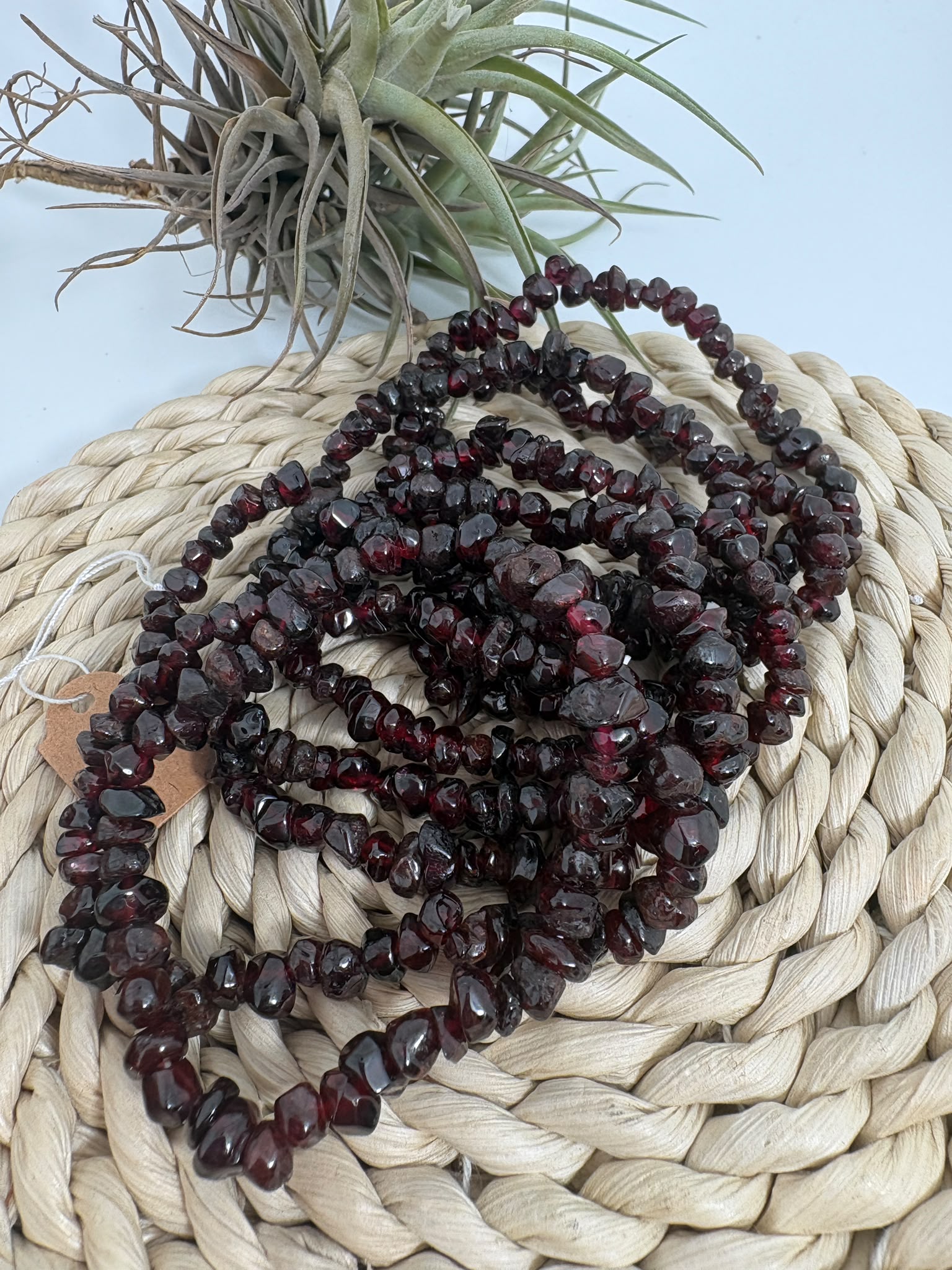 Pulsera elástica de granate natural con chips pulidos