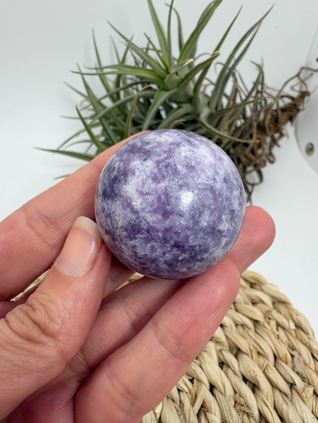 Esfera pequeña de lepidolita natural pulido