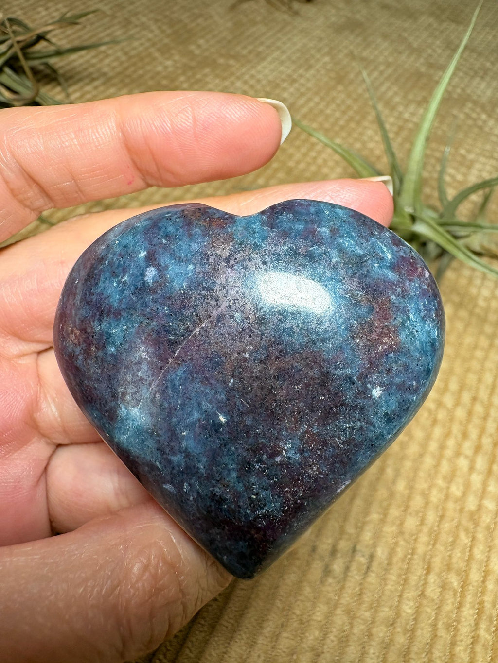 Corazón de cianita con rubí uv