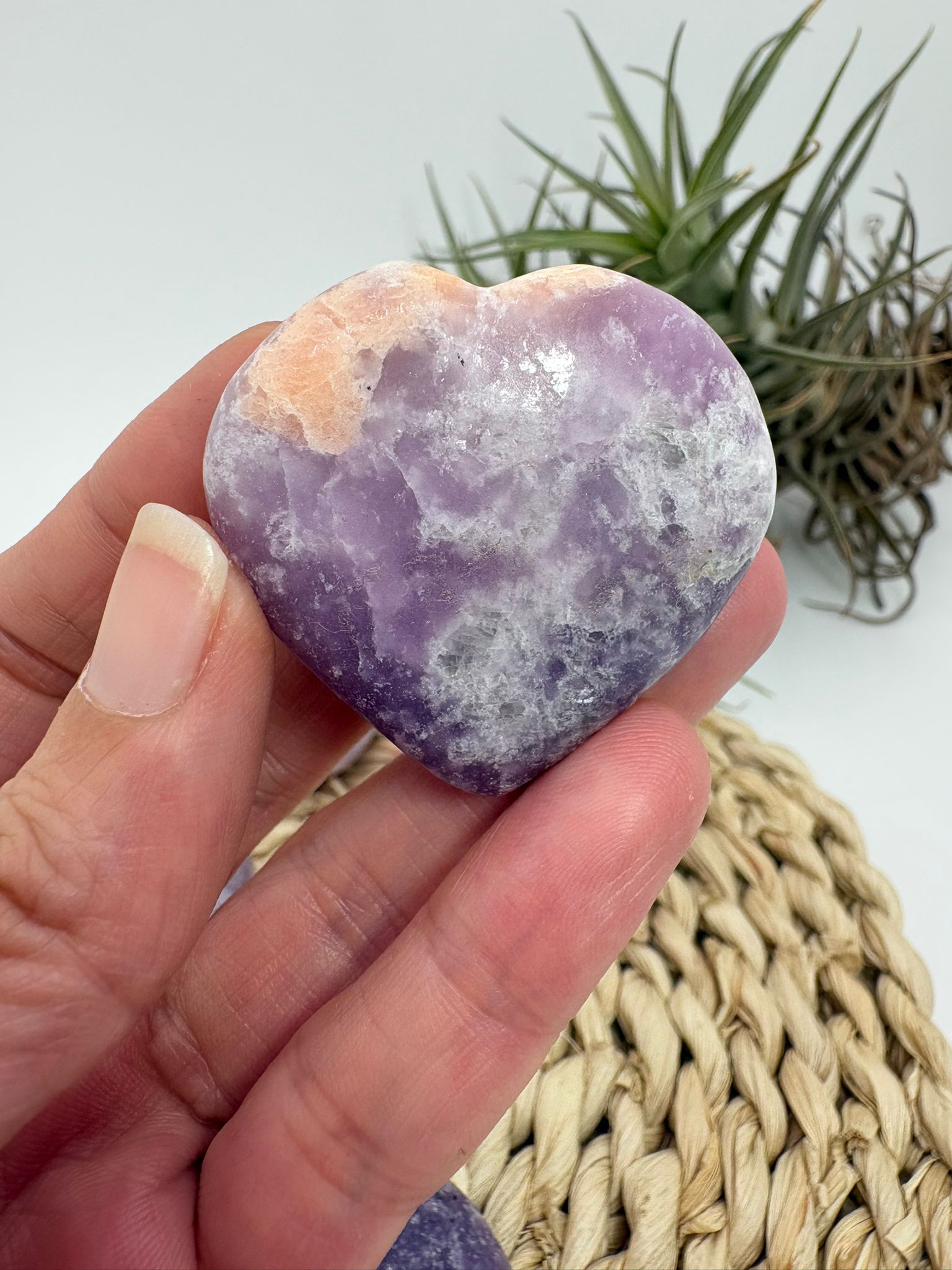 Corazón de lepidolita natural pulido