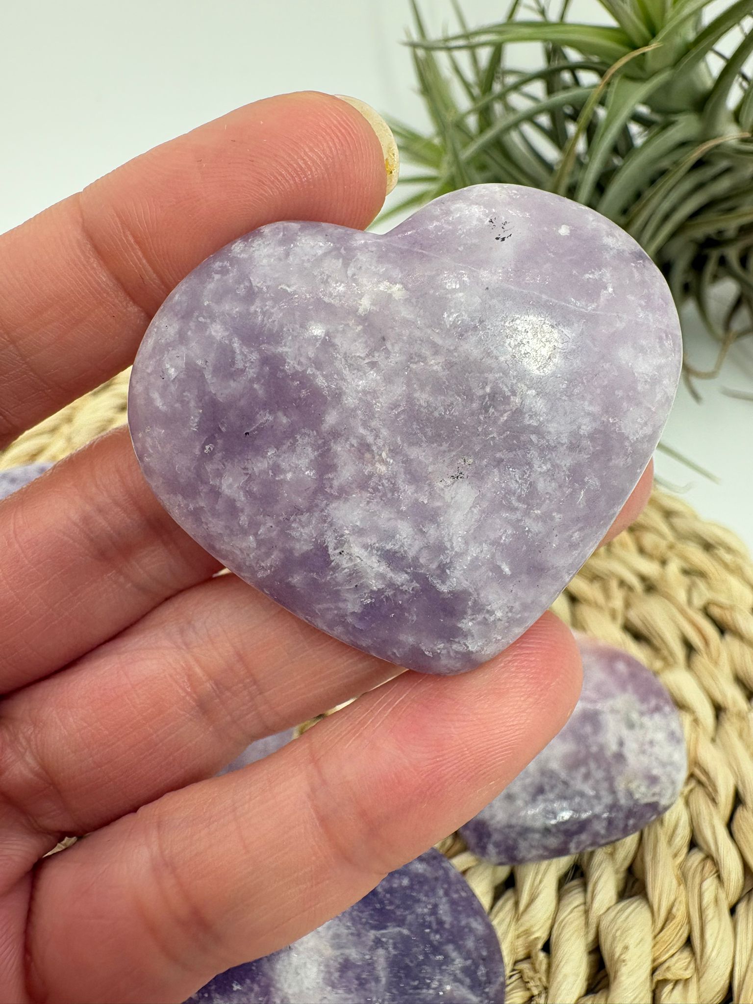 Corazón de lepidolita natural pulido