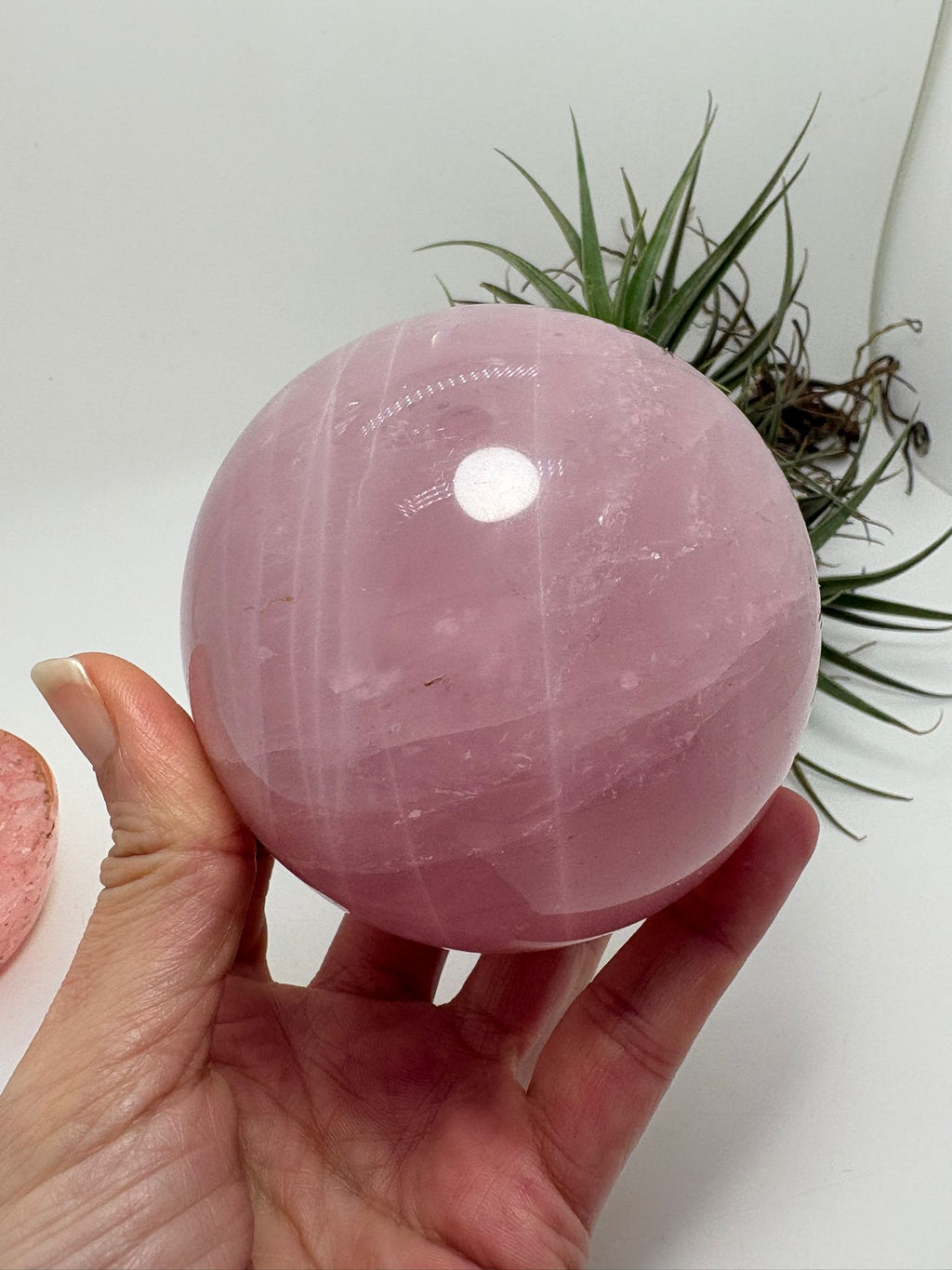 Gran esfera de cuarzo rosa natural pulido