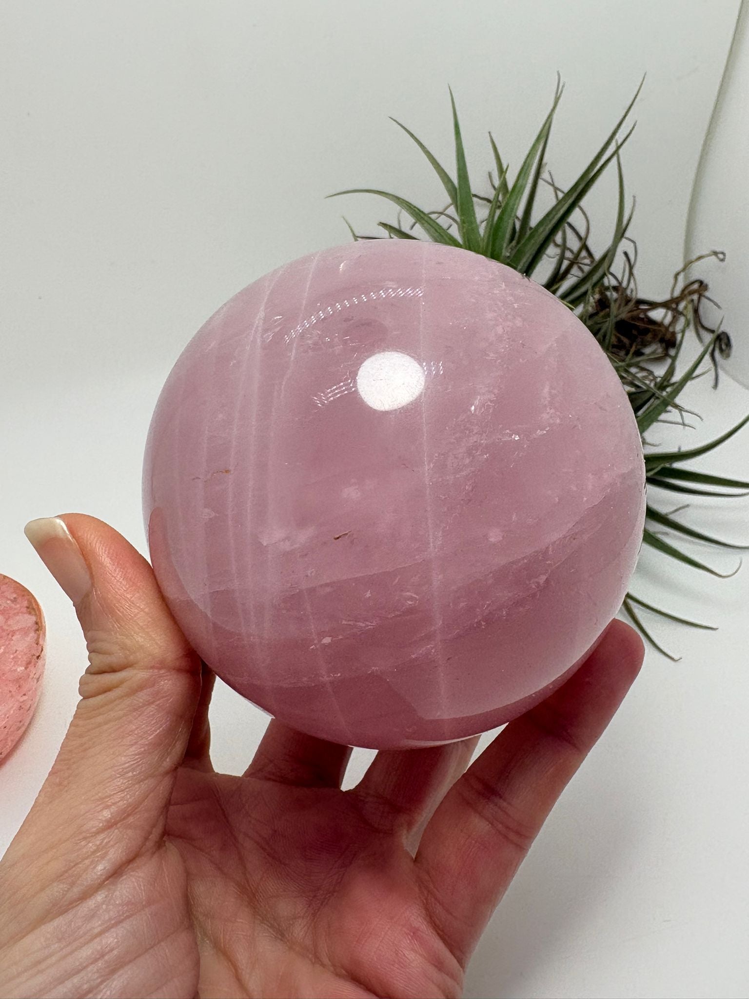 Gran esfera de cuarzo rosa natural pulido