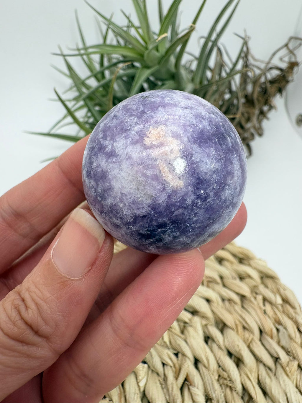 Esfera pequeña de lepidolita natural pulido