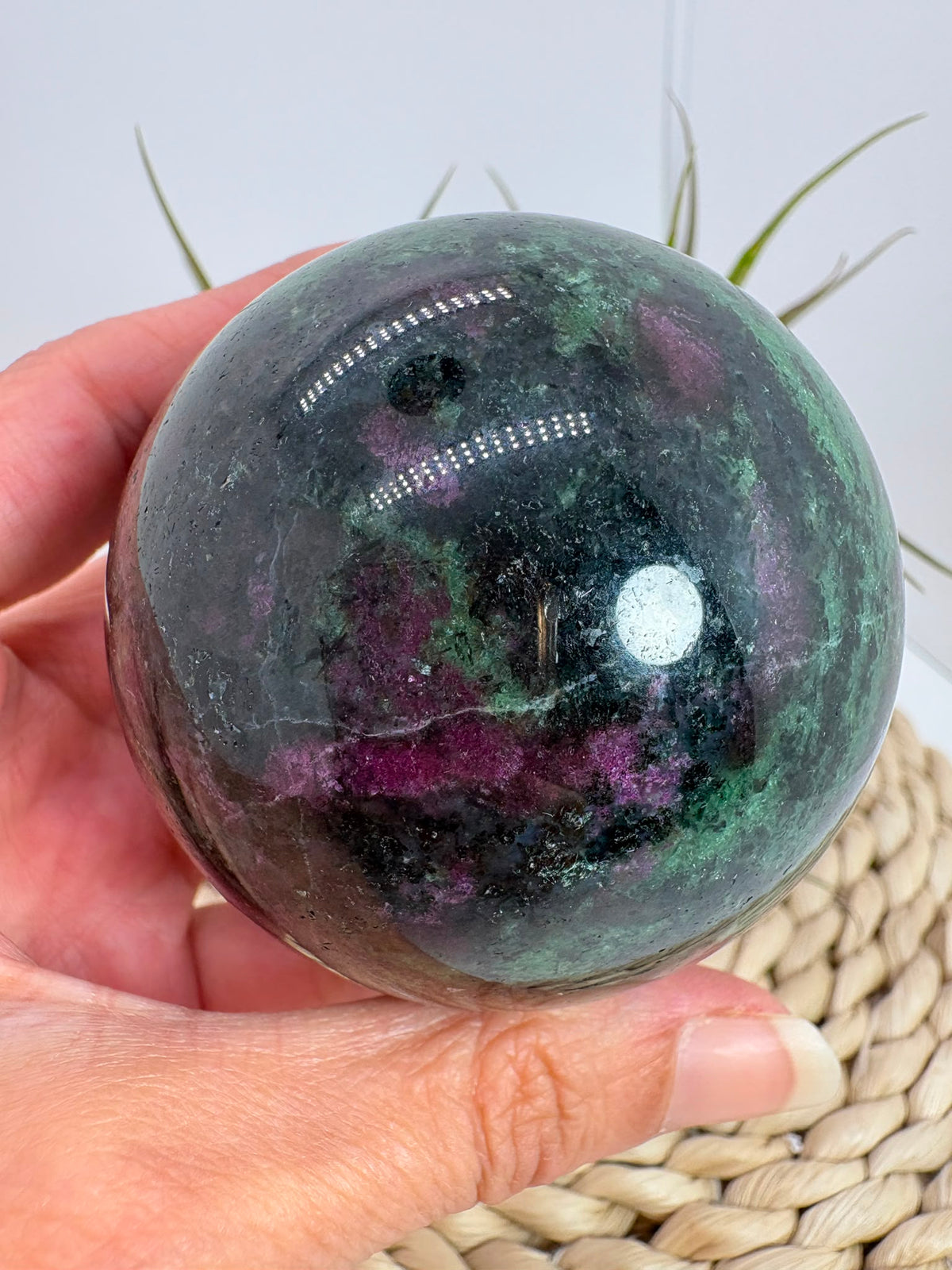 Esfera de zoisita con rubí