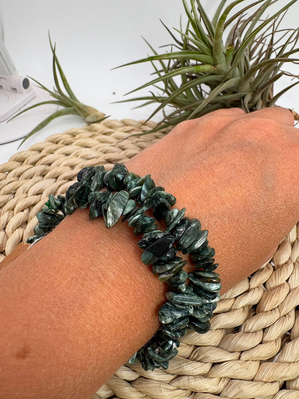 Pulsera de serafinita natural con chips pulidos