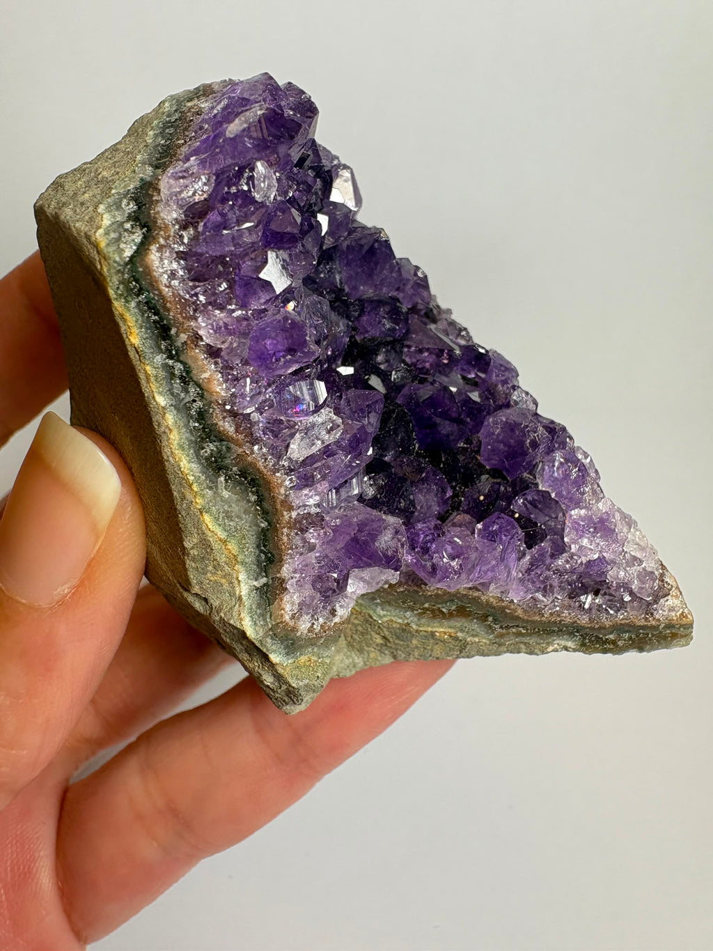 Drusa de amatista natural - cristales violetas brillantes