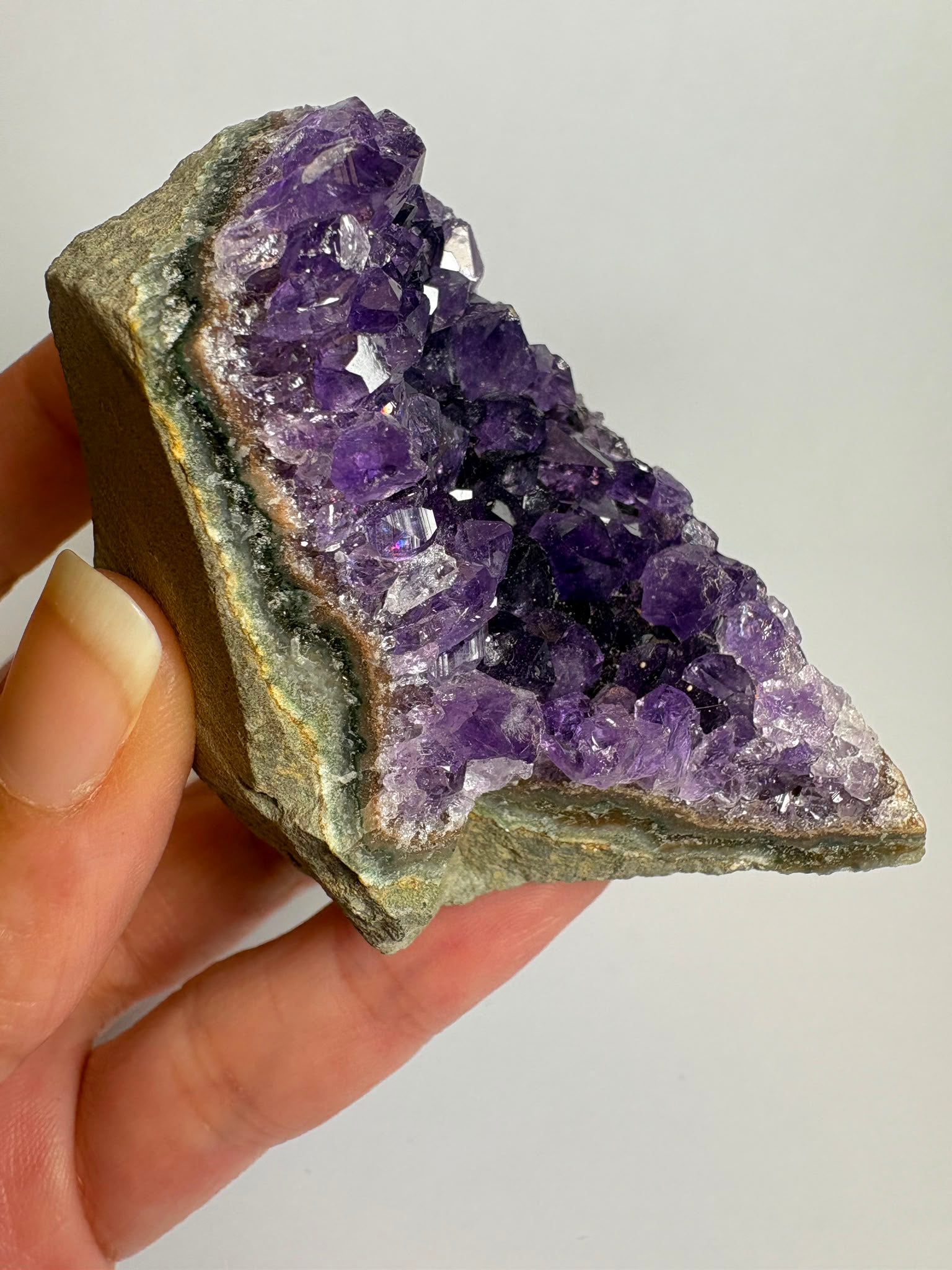 Drusa de amatista natural - cristales violetas brillantes