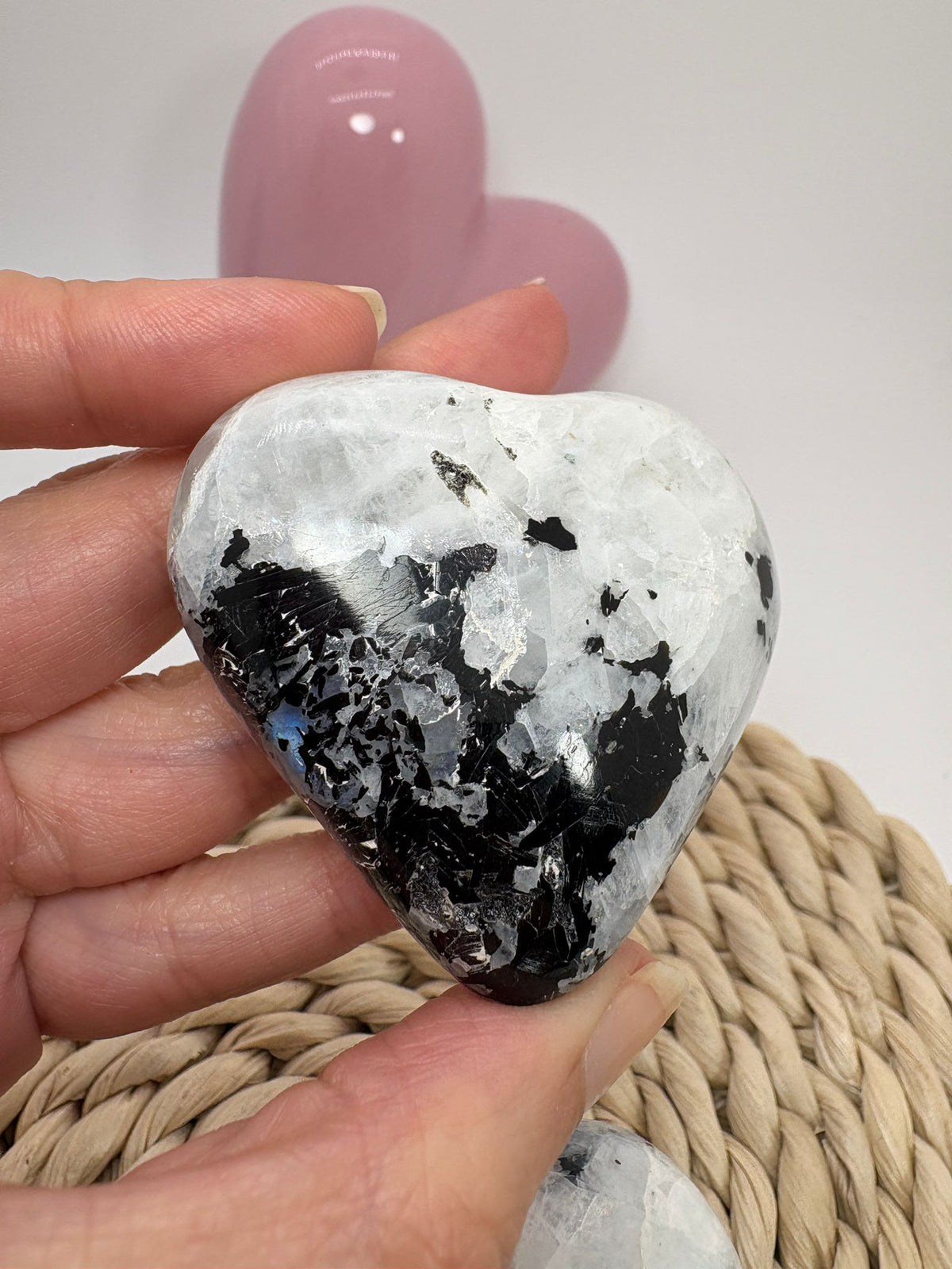 Corazón de piedra luna con mica biotita