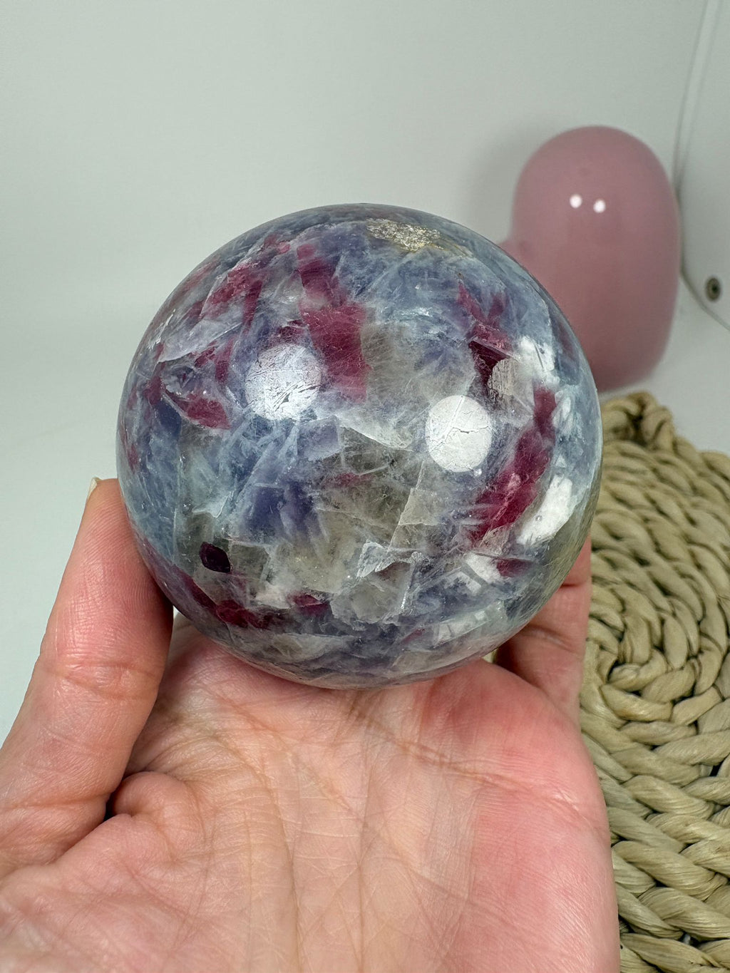 Esfera de lepidolita con inclusiones (piedra de unicornio)
