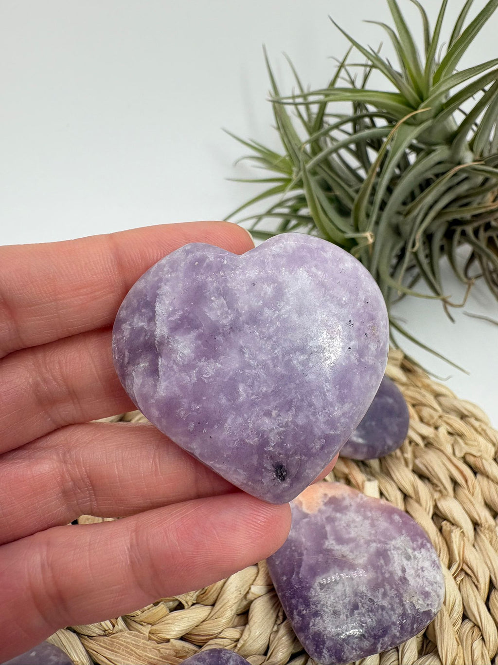 Corazón de lepidolita natural pulido