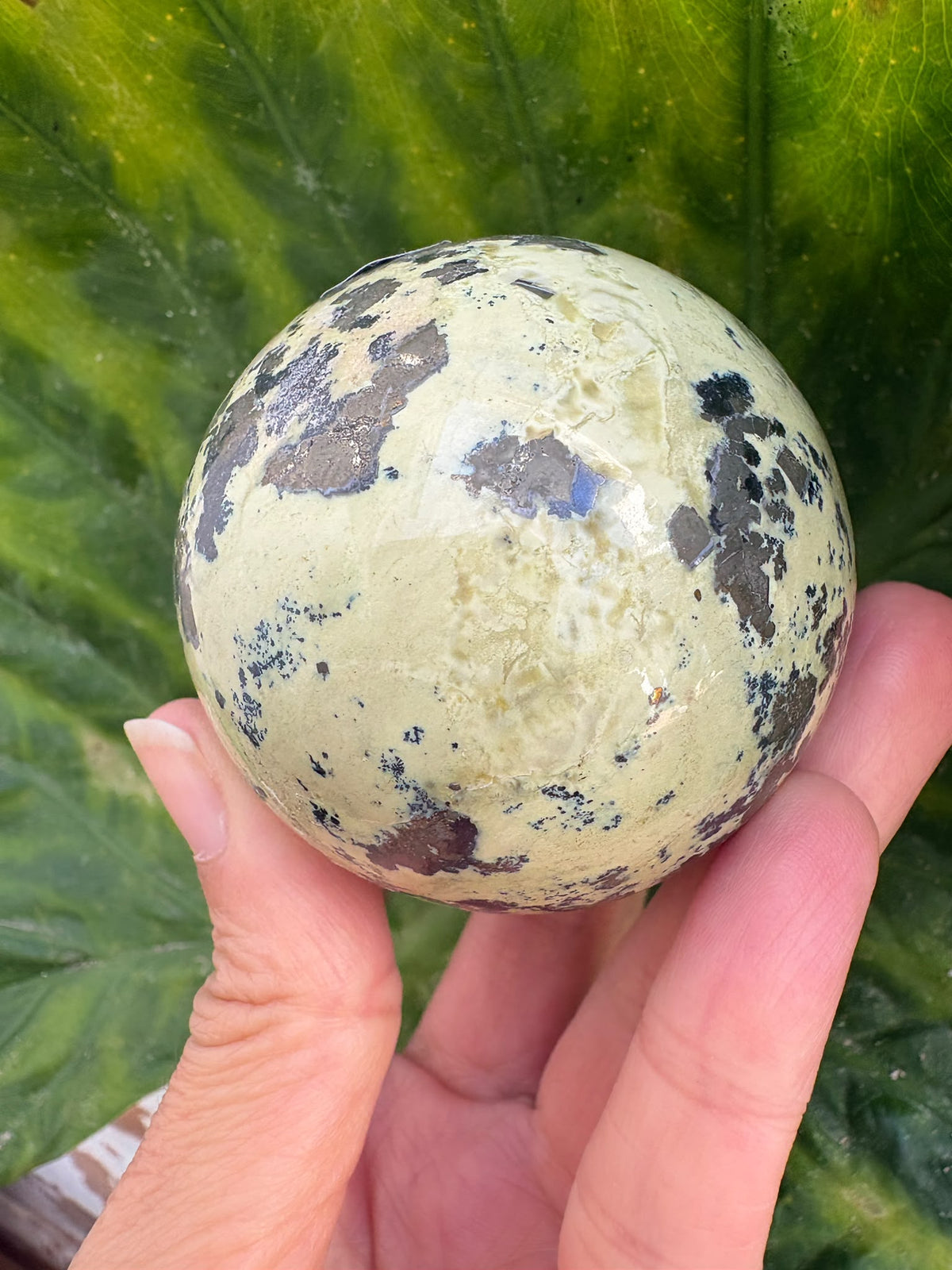 Esfera de serpentina con calcopirita de Perú - foto 4