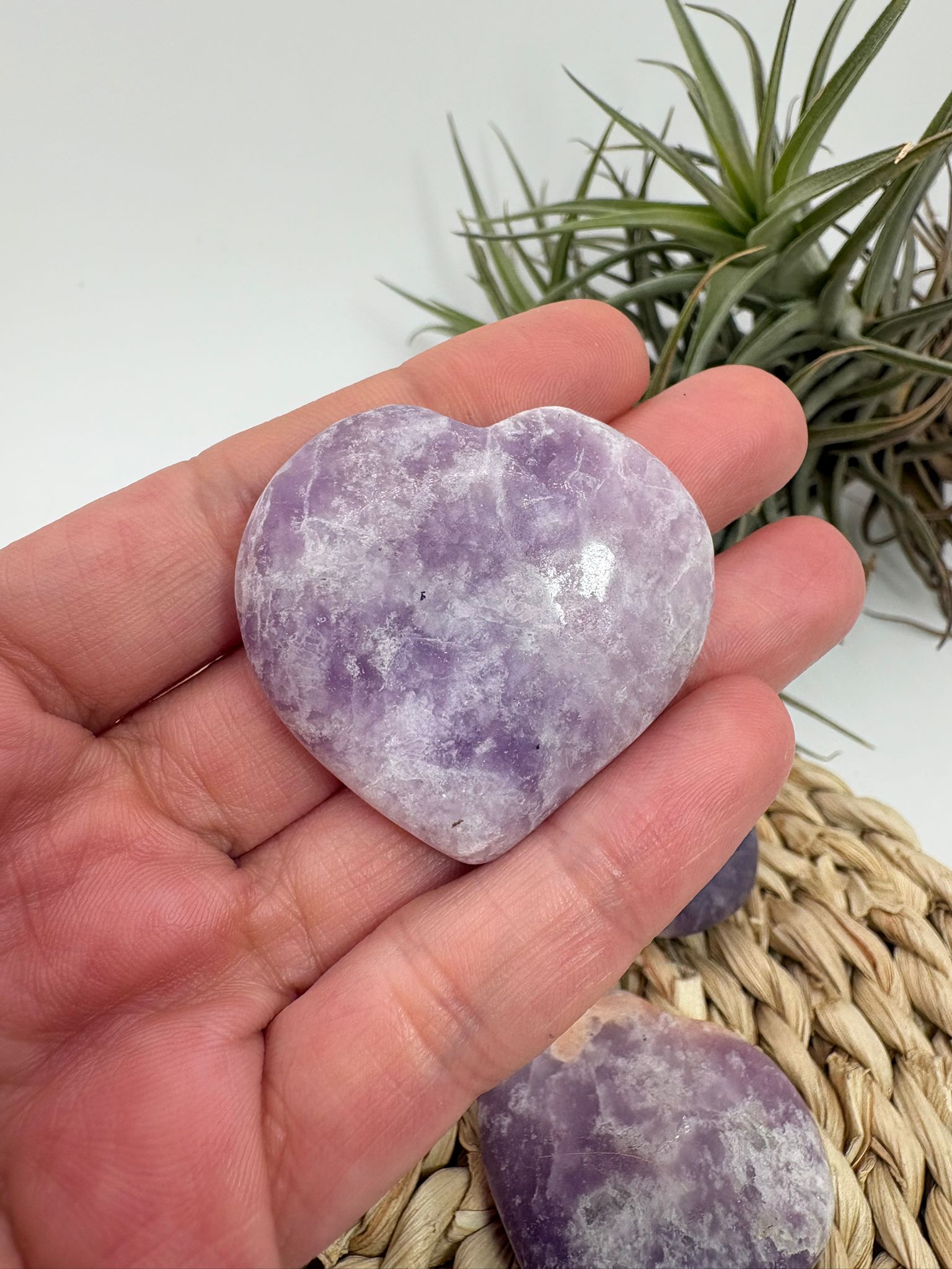 Corazón de lepidolita natural pulido