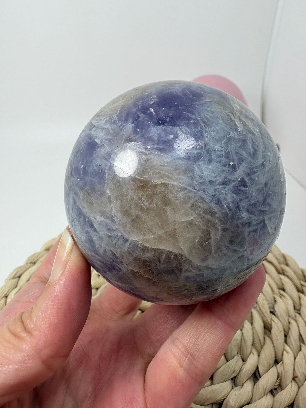 Esfera de lepidolita con inclusiones (piedra de unicornio)