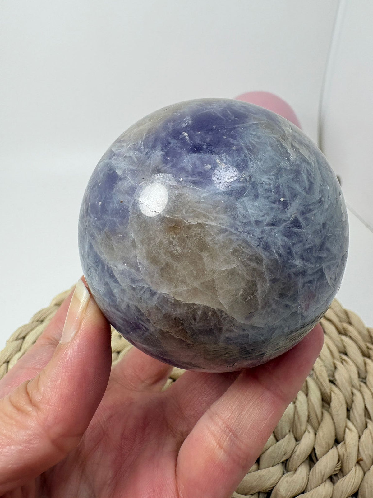 Esfera de lepidolita con inclusiones (piedra de unicornio)
