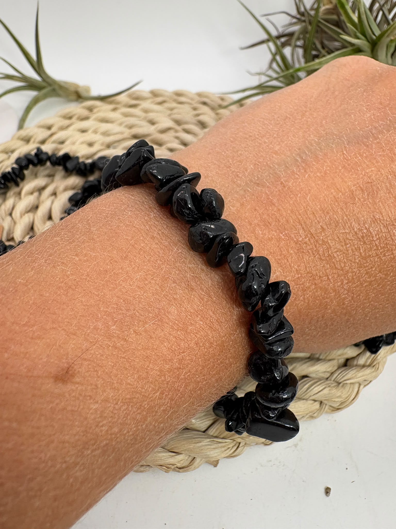 Pulsera de turmalina negra con chips pulidos