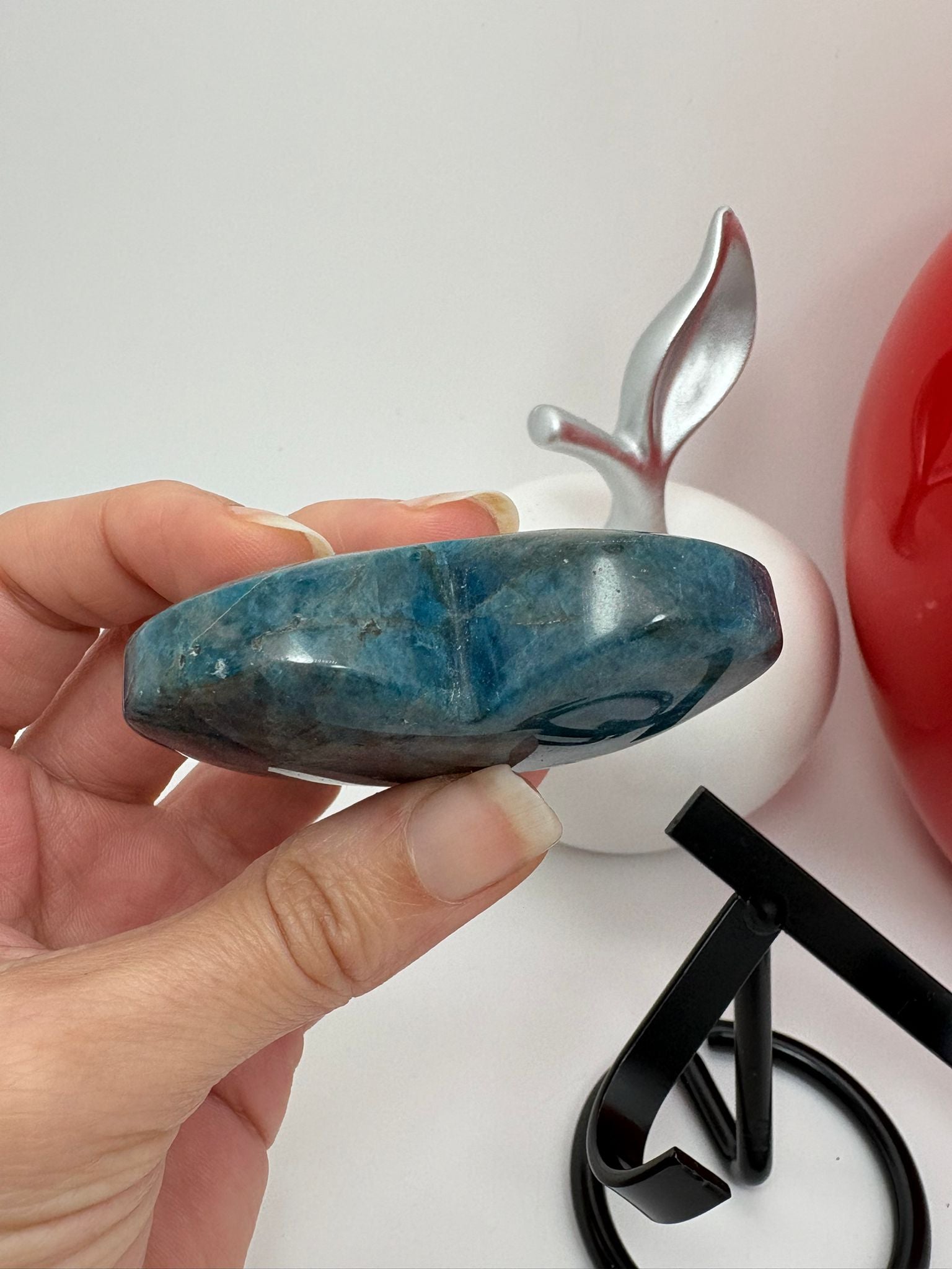 Corazón de apatito azul natural de 5,5 x 6 cm. Pieza única con tonos intensos, ideal para colección o uso energético.