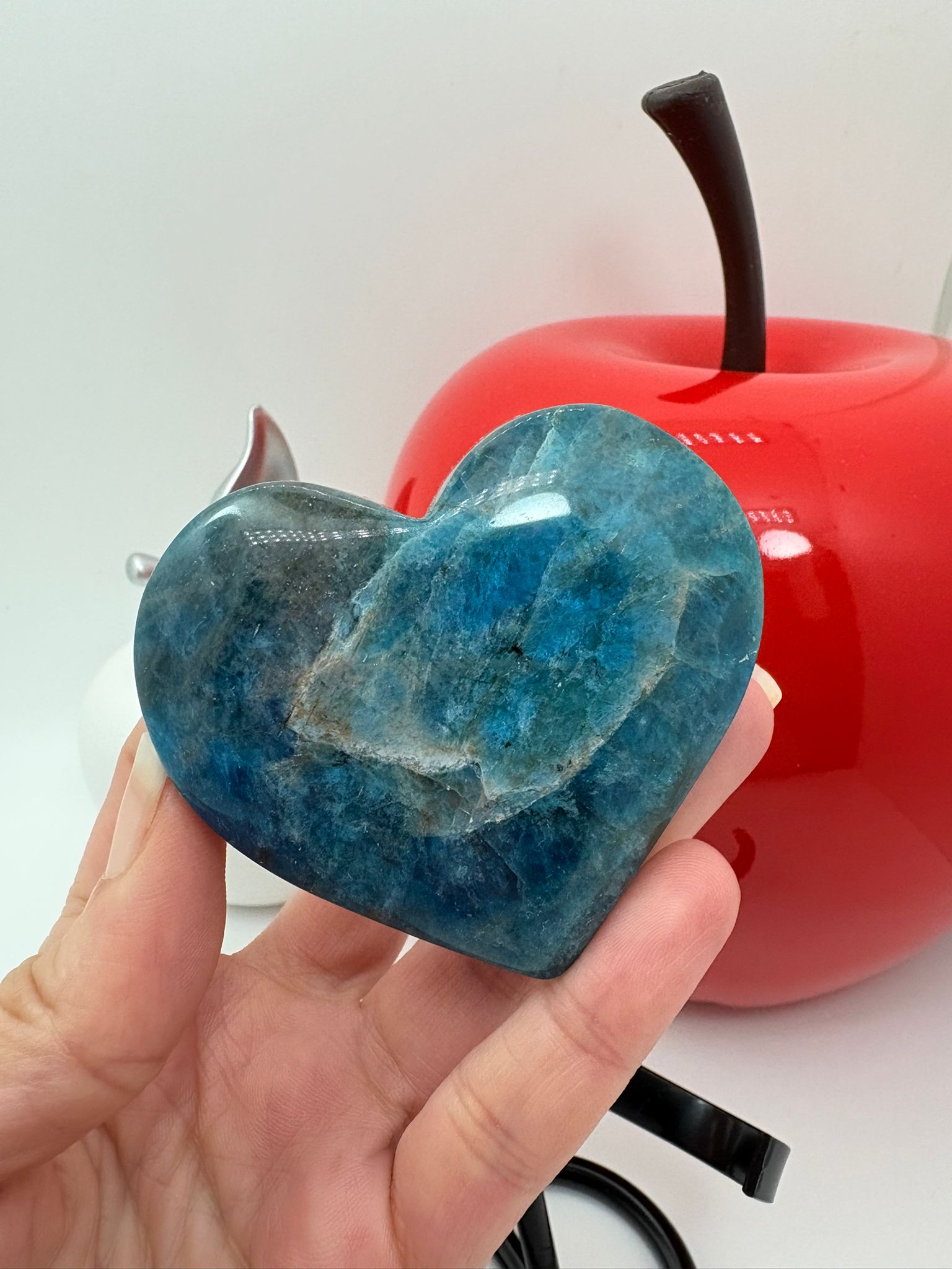 Corazón de apatito azul natural de 5,5 x 6 cm. Pieza única con tonos intensos, ideal para colección o uso energético.