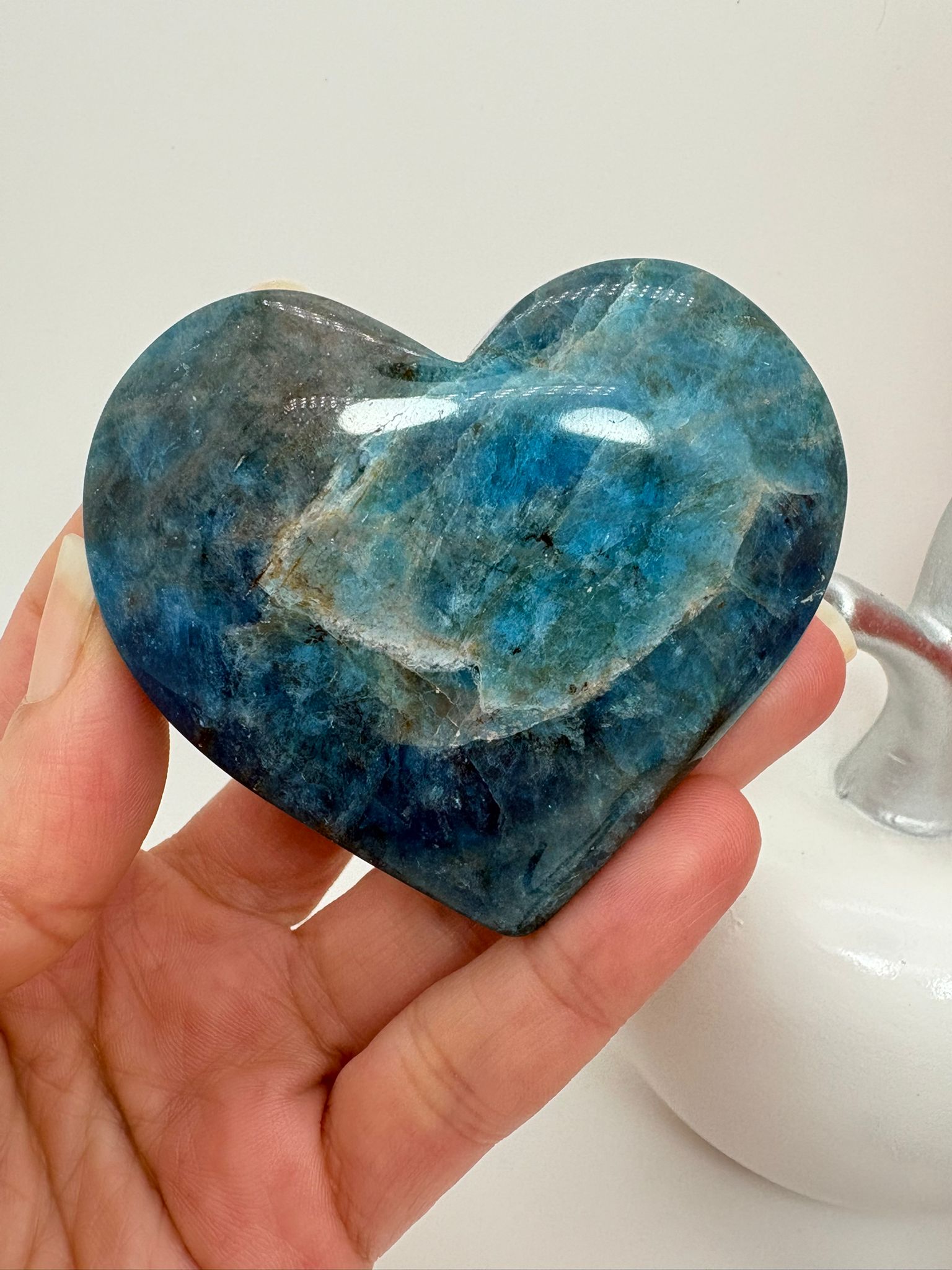 Corazón de apatito azul natural de 5,5 x 6 cm. Pieza única con tonos intensos, ideal para colección o uso energético.