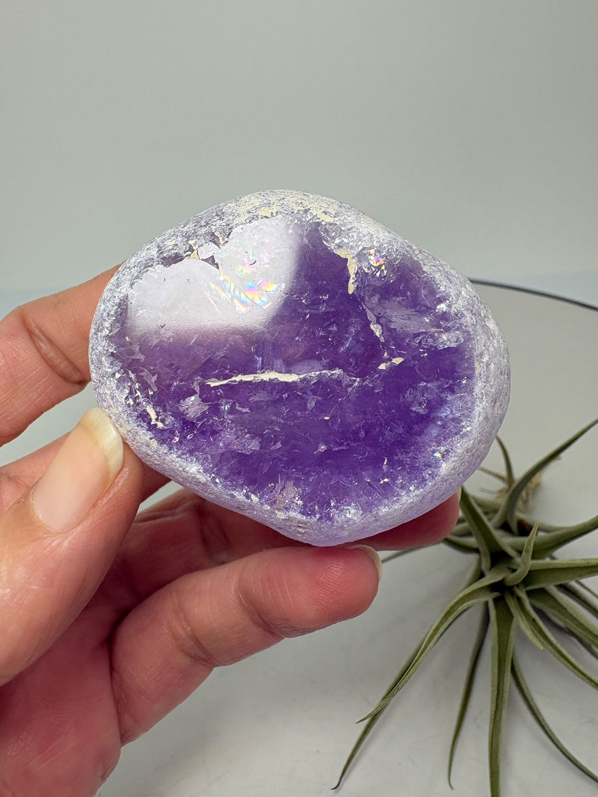 Amatista visión  de gran calidad, con tonos violetas, zonas transparentes y pequeños destellos arcoíris. Descúbrela en La Hada de las Piedras.