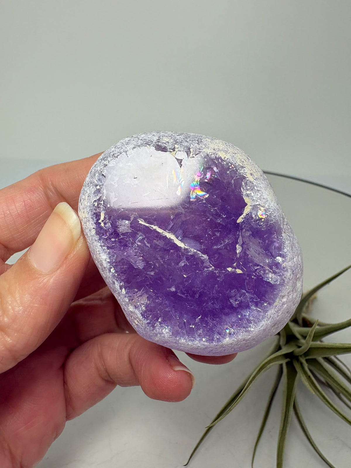 Amatista visión  de gran calidad, con tonos violetas, zonas transparentes y pequeños destellos arcoíris. Descúbrela en La Hada de las Piedras.