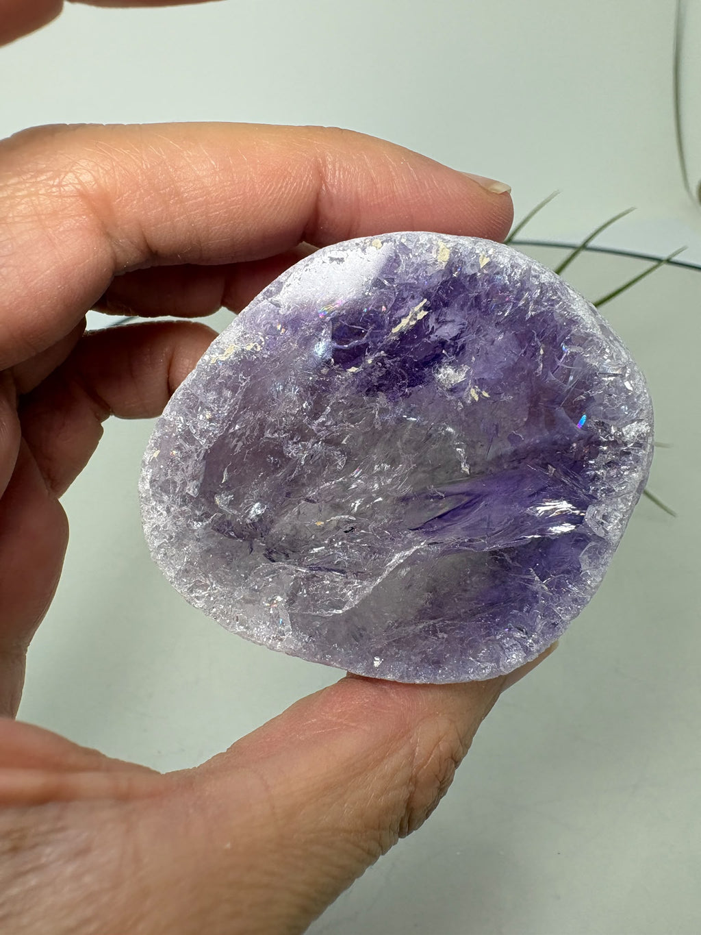 Amatista visión ahumada de gran calidad, con tonos violetas, zonas transparentes y pequeños destellos arcoíris. Descúbrela en La Hada de las Piedras.