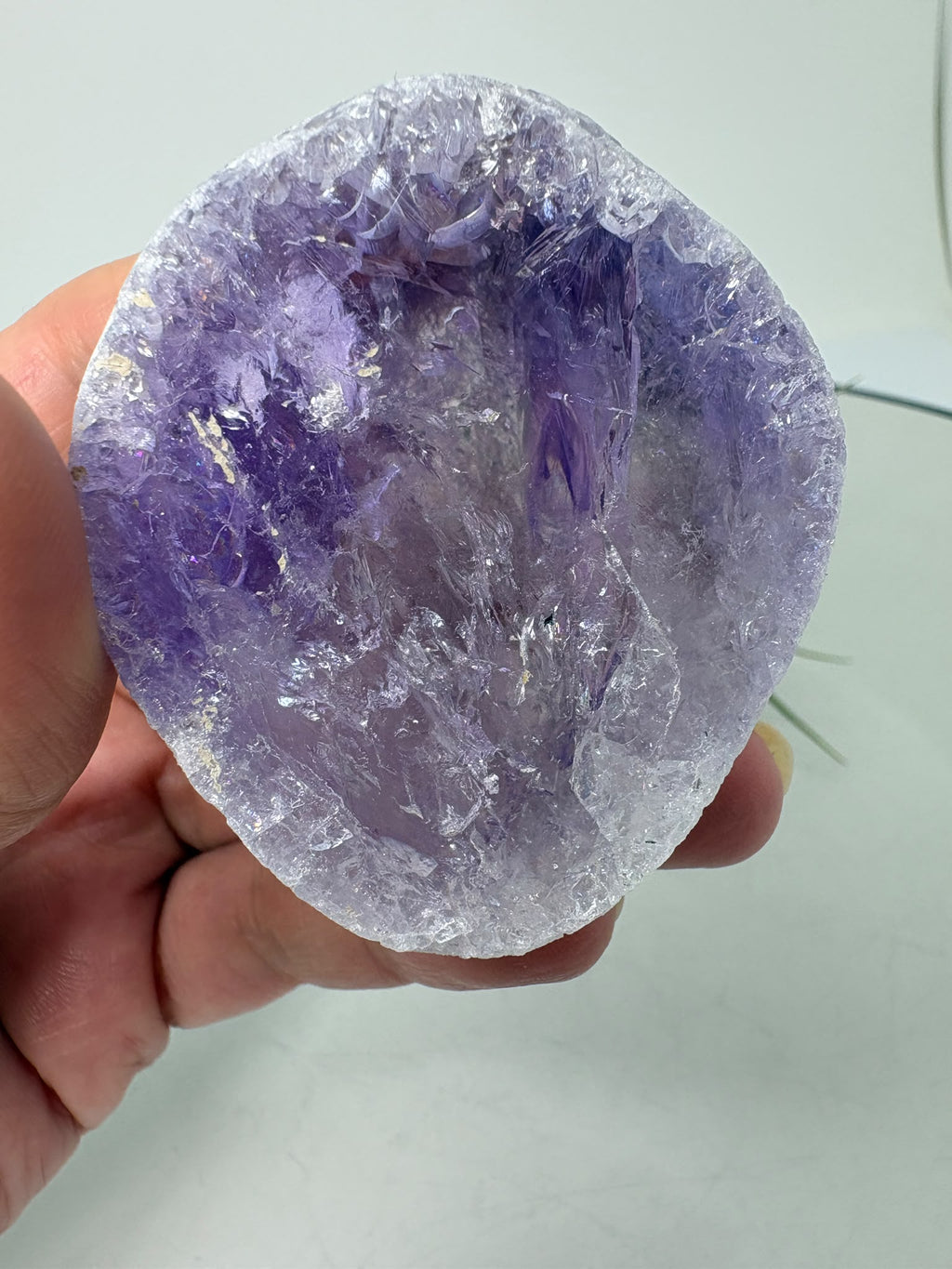 Amatista visión ahumada de gran calidad, con tonos violetas, zonas transparentes y pequeños destellos arcoíris. Descúbrela en La Hada de las Piedras.