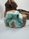 Aragonito azul de Pakistán con tonos turquesa y bellas formaciones sobre matriz. Descubre esta pieza única en La Hada de las Piedras.