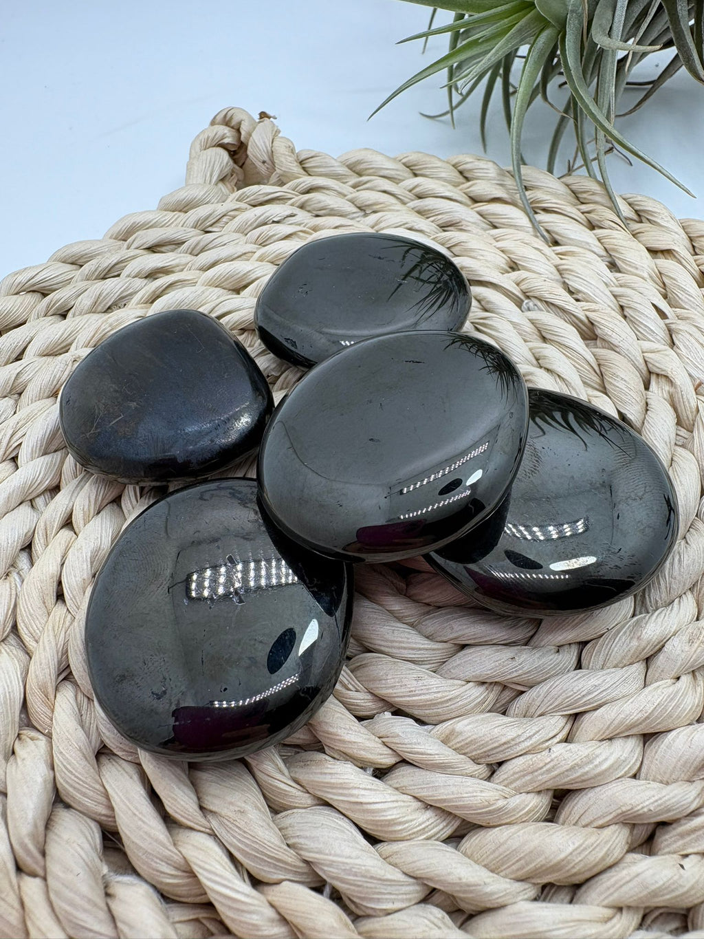Cantos planos de azabache natural pulido de color negro intenso y brillo elegante. Ideales para llevar encima, meditar o utilizar como piedra de protección energética.
