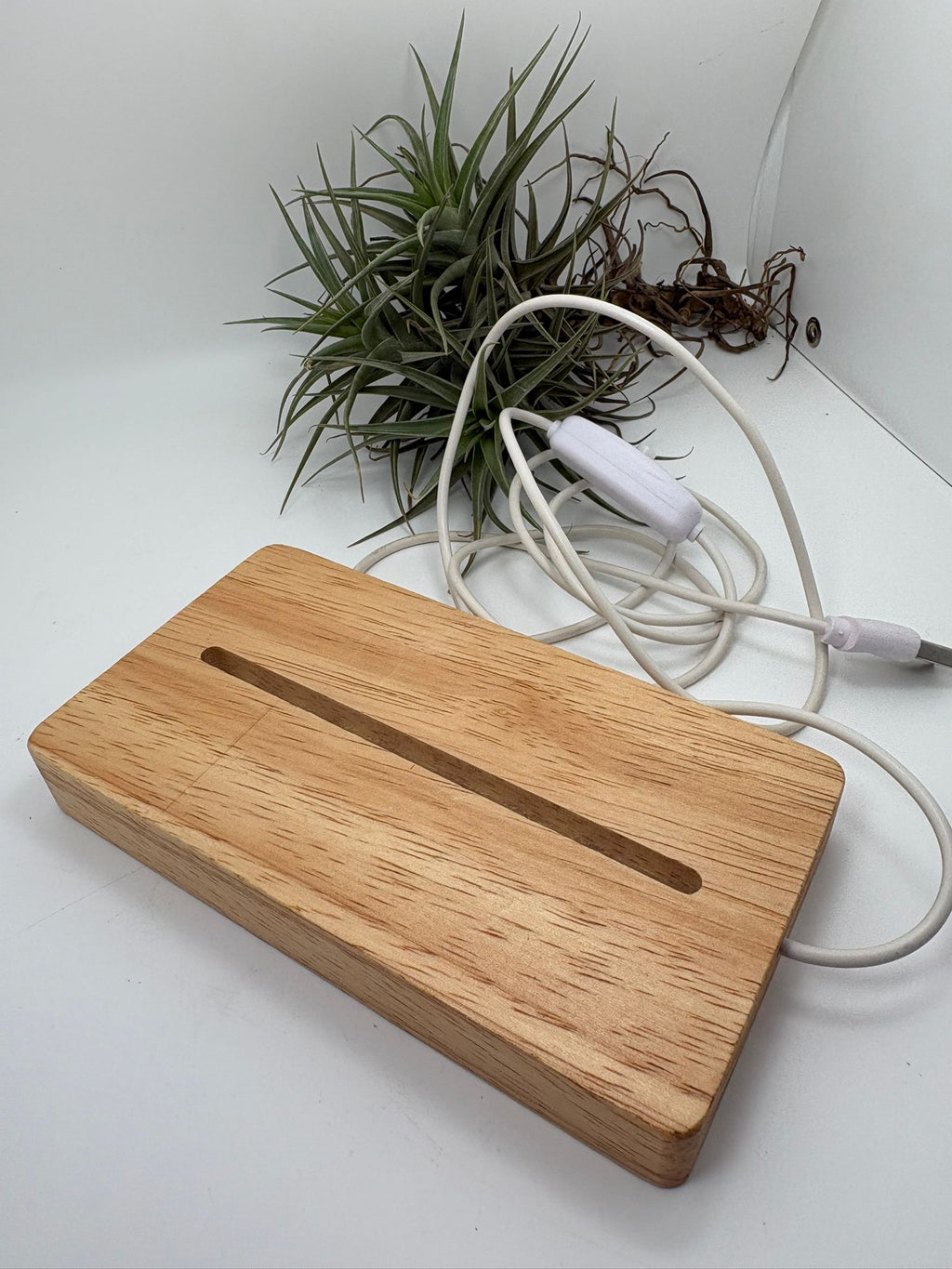 Base LED de madera con luz cálida ideal para minerales, cuarzos y lonchas de ágata. Conexión USB y tamaño 14,5 cm.