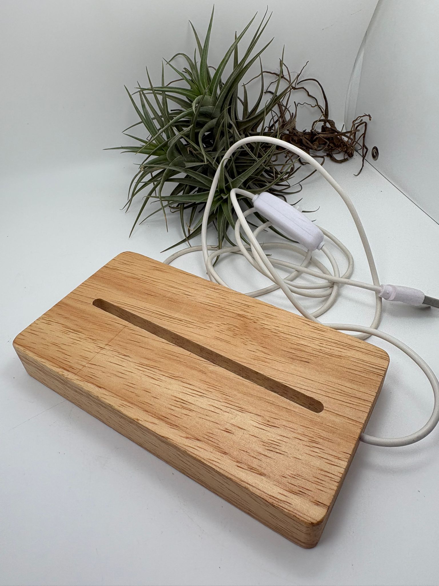 Base LED de madera con luz cálida ideal para minerales, cuarzos y lonchas de ágata. Conexión USB y tamaño 14,5 cm.
