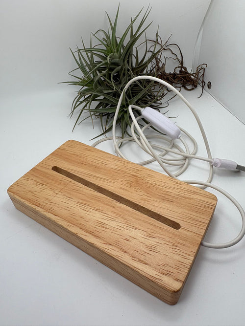 Base LED de madera con luz cálida ideal para minerales, cuarzos y lonchas de ágata. Conexión USB y tamaño 14,5 cm.
