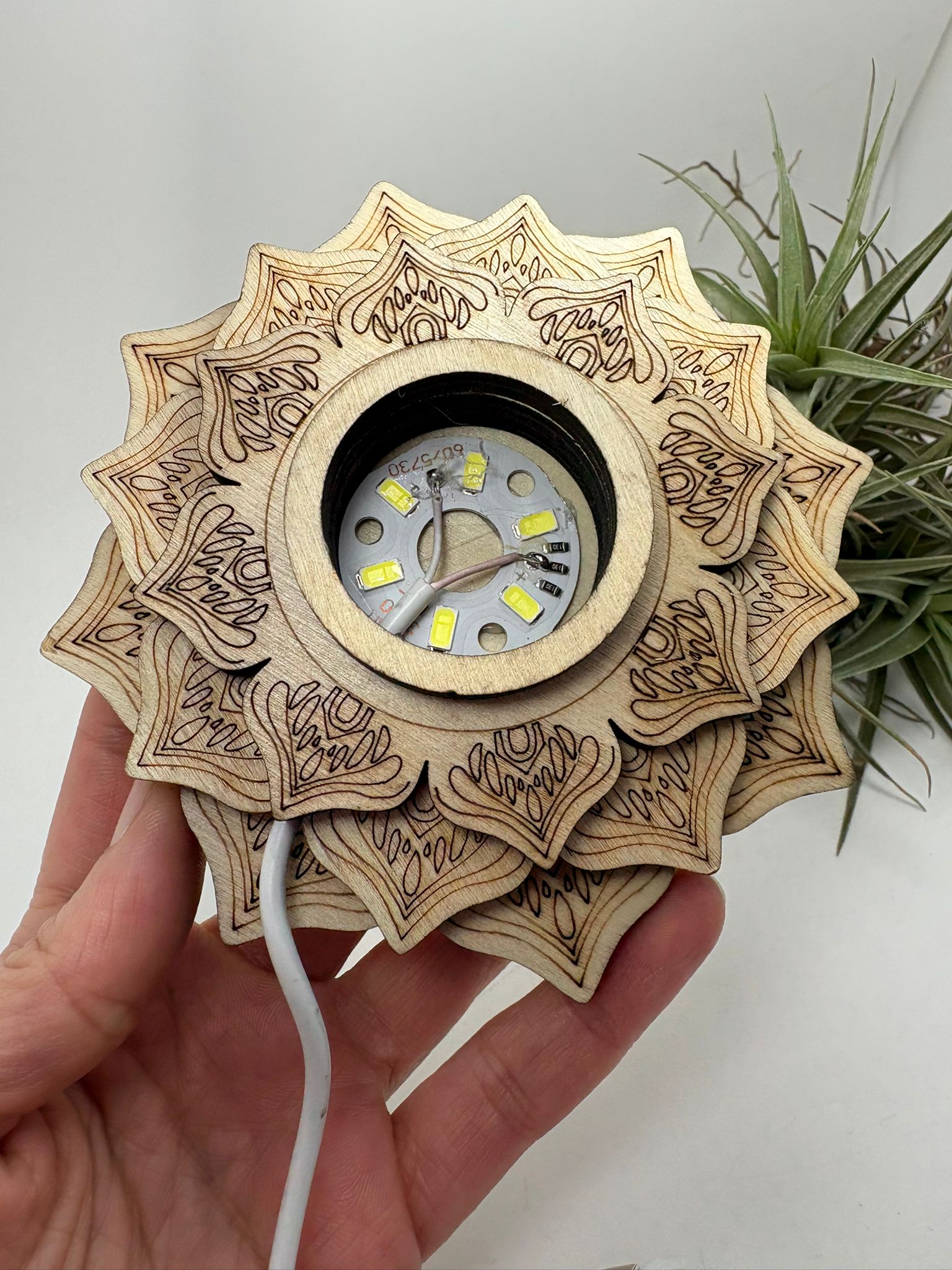 Base LED de madera en forma de flor de loto para esferas de 5 a 7 cm. Luz cálida y conexión USB, ideal para minerales.