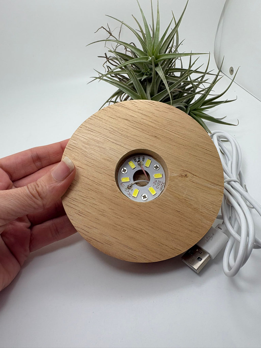 Base LED de madera con luz blanca para esferas minerales. Tamaño 10 cm, conexión USB, ideal para todo tipo de esferas.