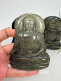 Buda de obsidiana plateada tallado a mano de 8,1 cm. Piezas escogidas con dedicación para regalar o meditar. Envío de una unidad aleatoria.