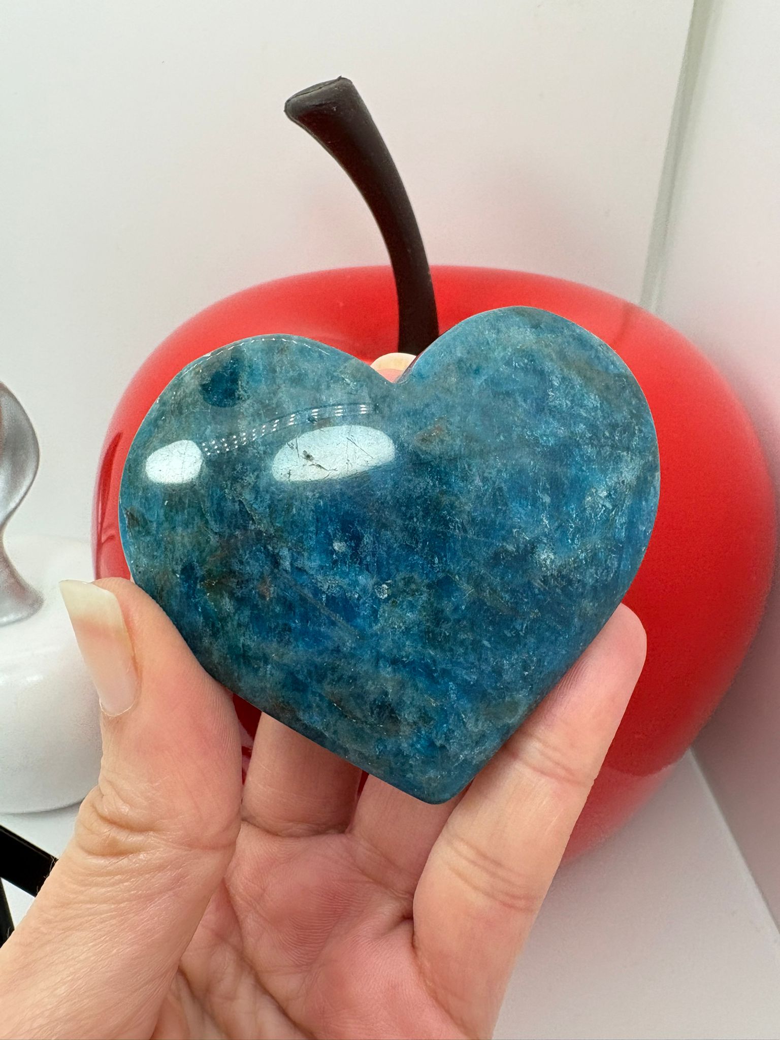 Corazón de apatito azul natural de 5,5 x 6 cm. Pieza única con tonos intensos, ideal para colección o uso energético.