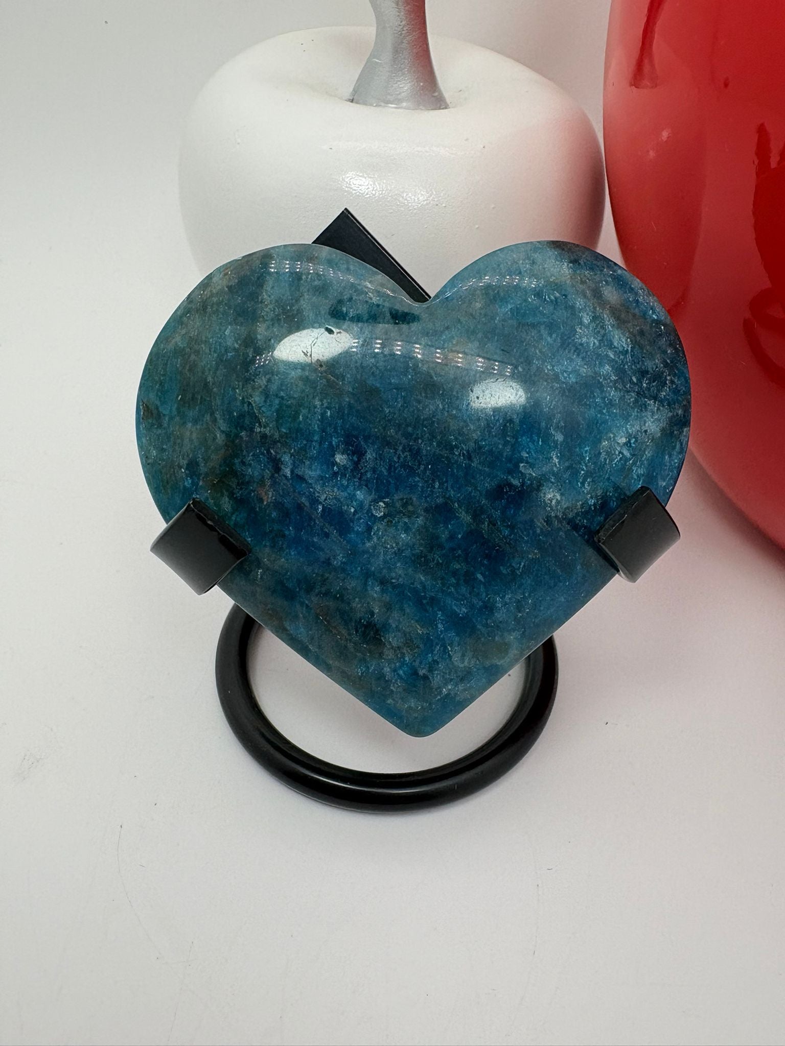 Corazón de apatito azul natural de 5,5 x 6 cm. Pieza única con tonos intensos, ideal para colección o uso energético.