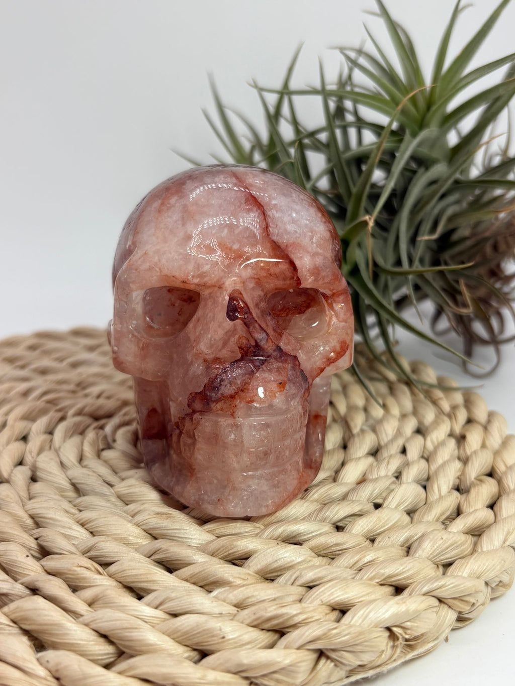 Calavera de cuarzo fuego natural con inclusiones de hematite y hierro. Pieza única de gran belleza y energía.