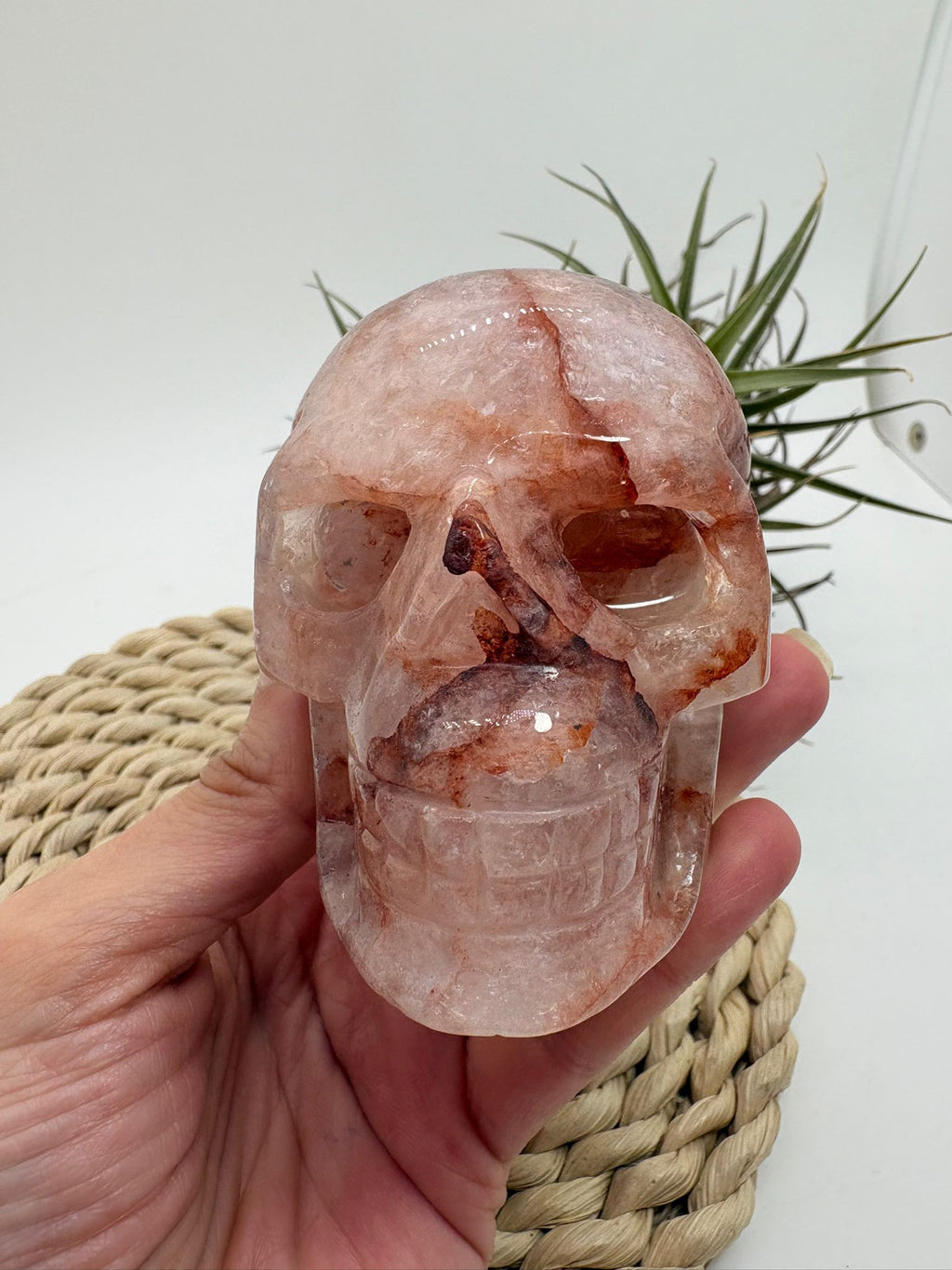 Calavera de cuarzo fuego natural con inclusiones de hematite y hierro. Pieza única de gran belleza y energía.