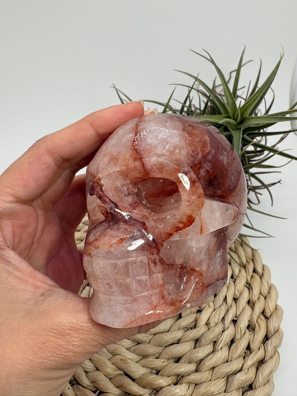 Calavera de cuarzo fuego natural con inclusiones de hematite y hierro. Pieza única de gran belleza y energía.